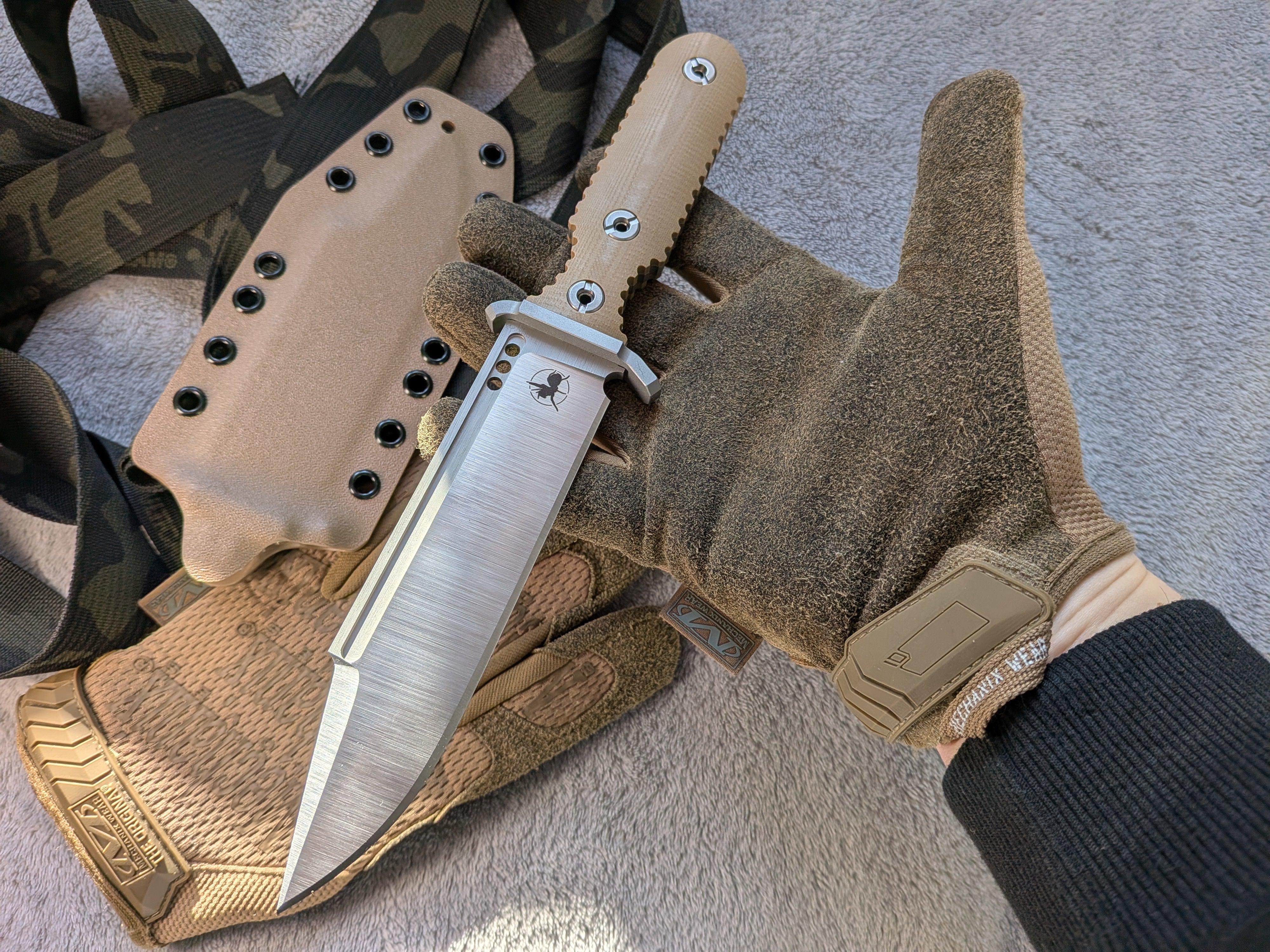 Nóż taktyczny Atrax NOXIOUS z brązową rękojeścią i powłoką LR BLACK Cerakote