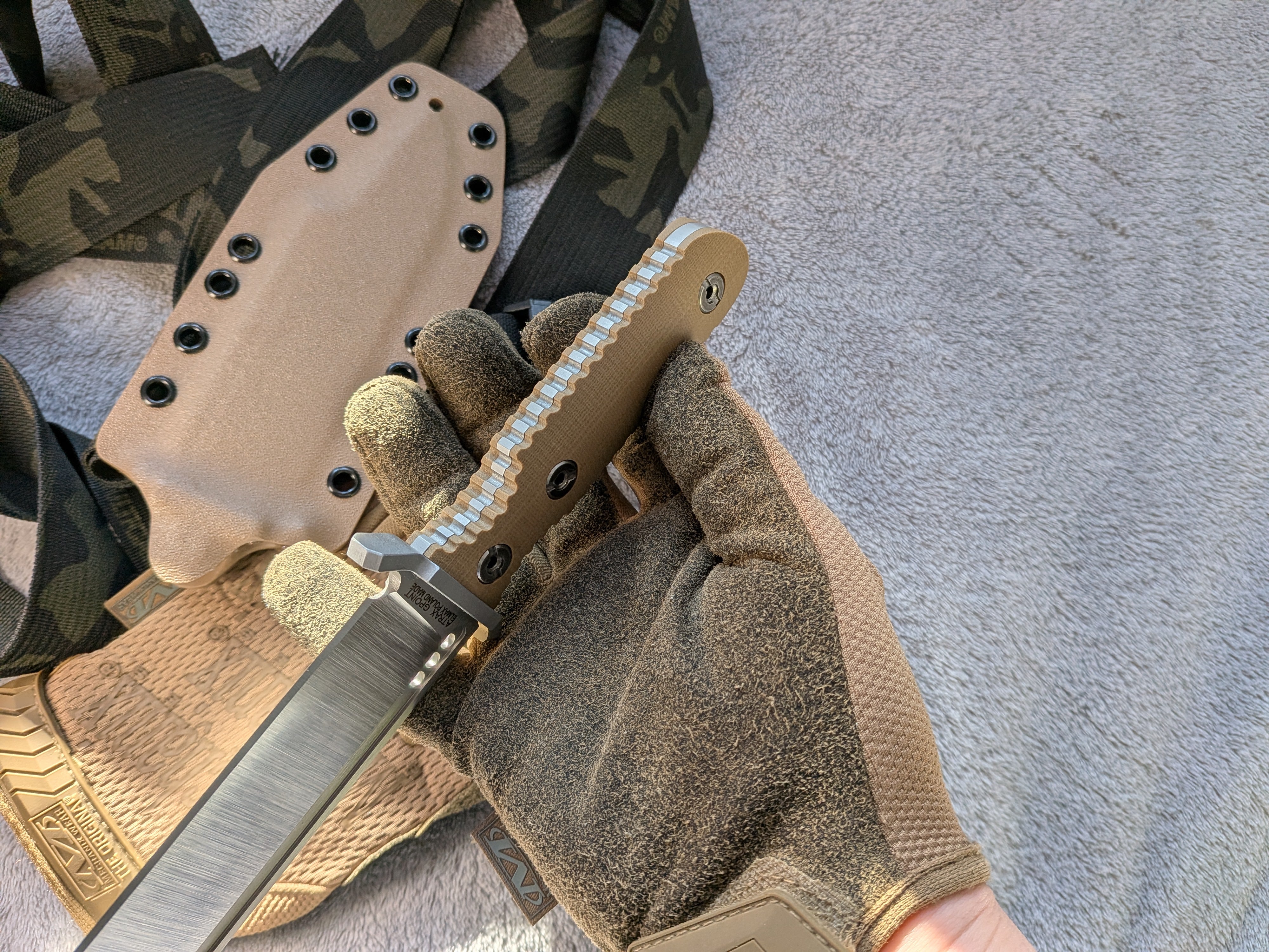 Nóż taktyczny Atrax NOXIOUS z brązową rękojeścią i powłoką LR BLACK Cerakote