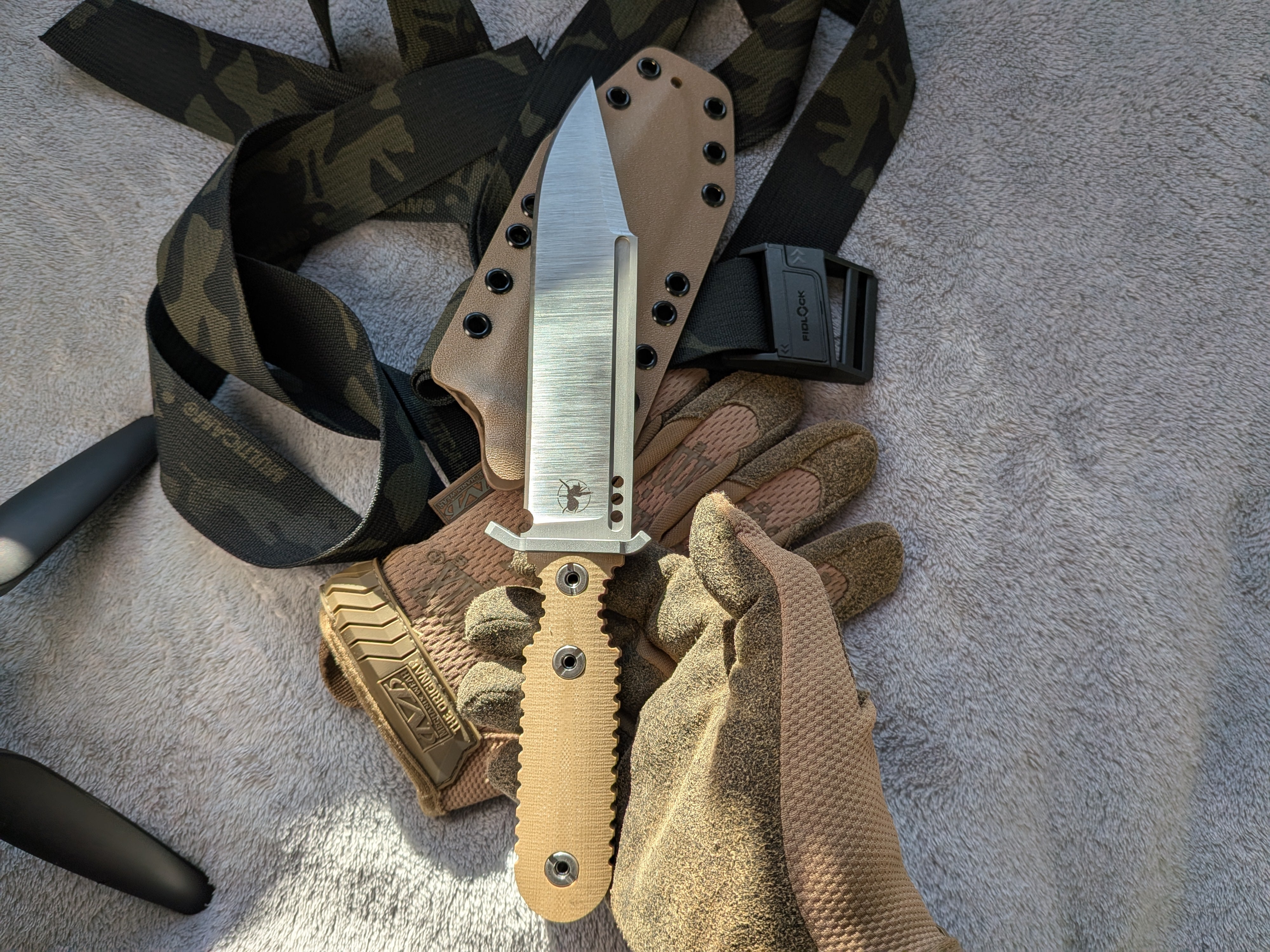 Nóż taktyczny Atrax NOXIOUS z brązową rękojeścią i powłoką LR BLACK Cerakote