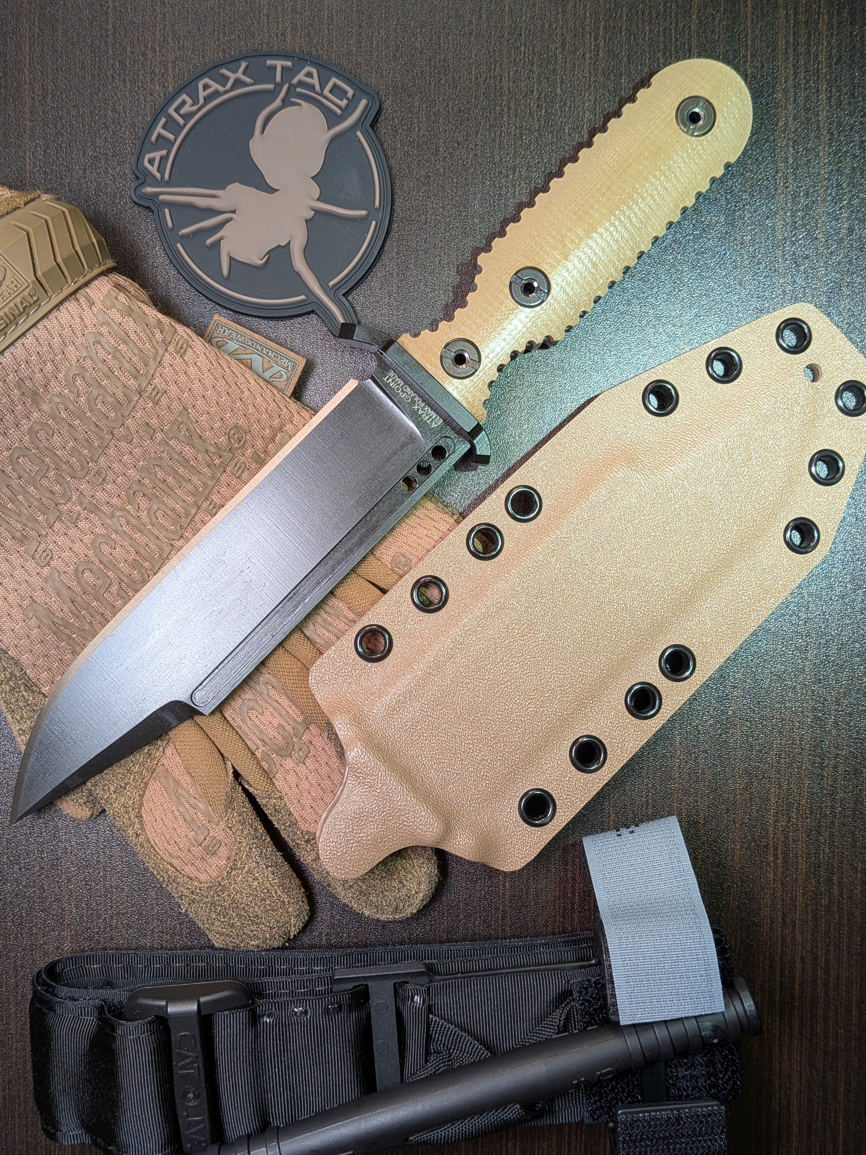 Atrax NOXIOUS Taktisches Messer mit braunem Griff und LR BLACK Cerakote