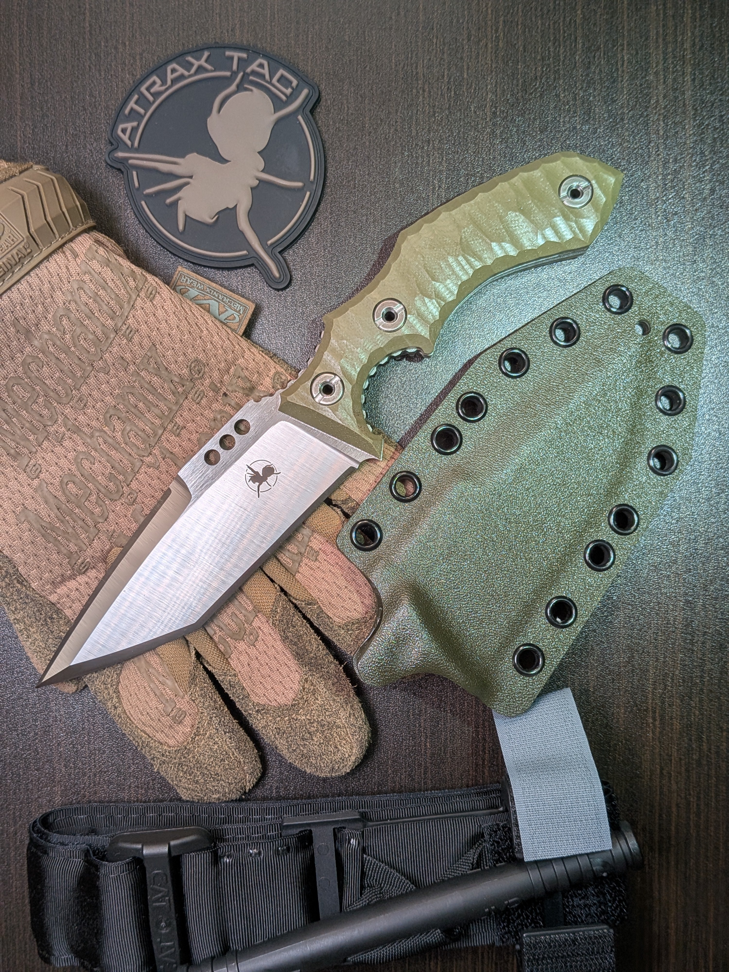 Atrax Rogue Taktisches Messer mit schwarzem G10-Griff und silbernem Satin-Finish