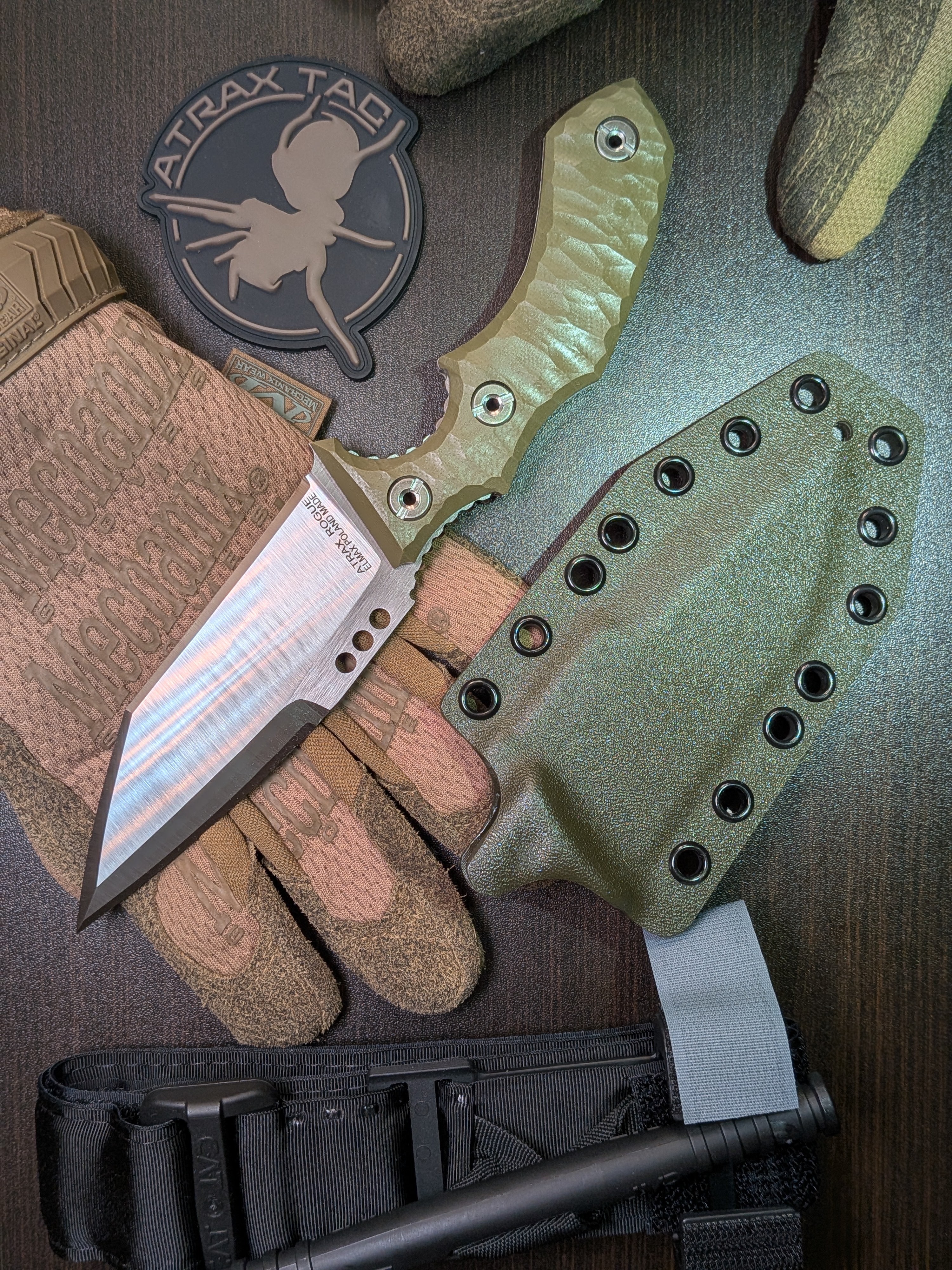 Atrax Rogue Taktisches Messer mit schwarzem G10-Griff und silbernem Satin-Finish