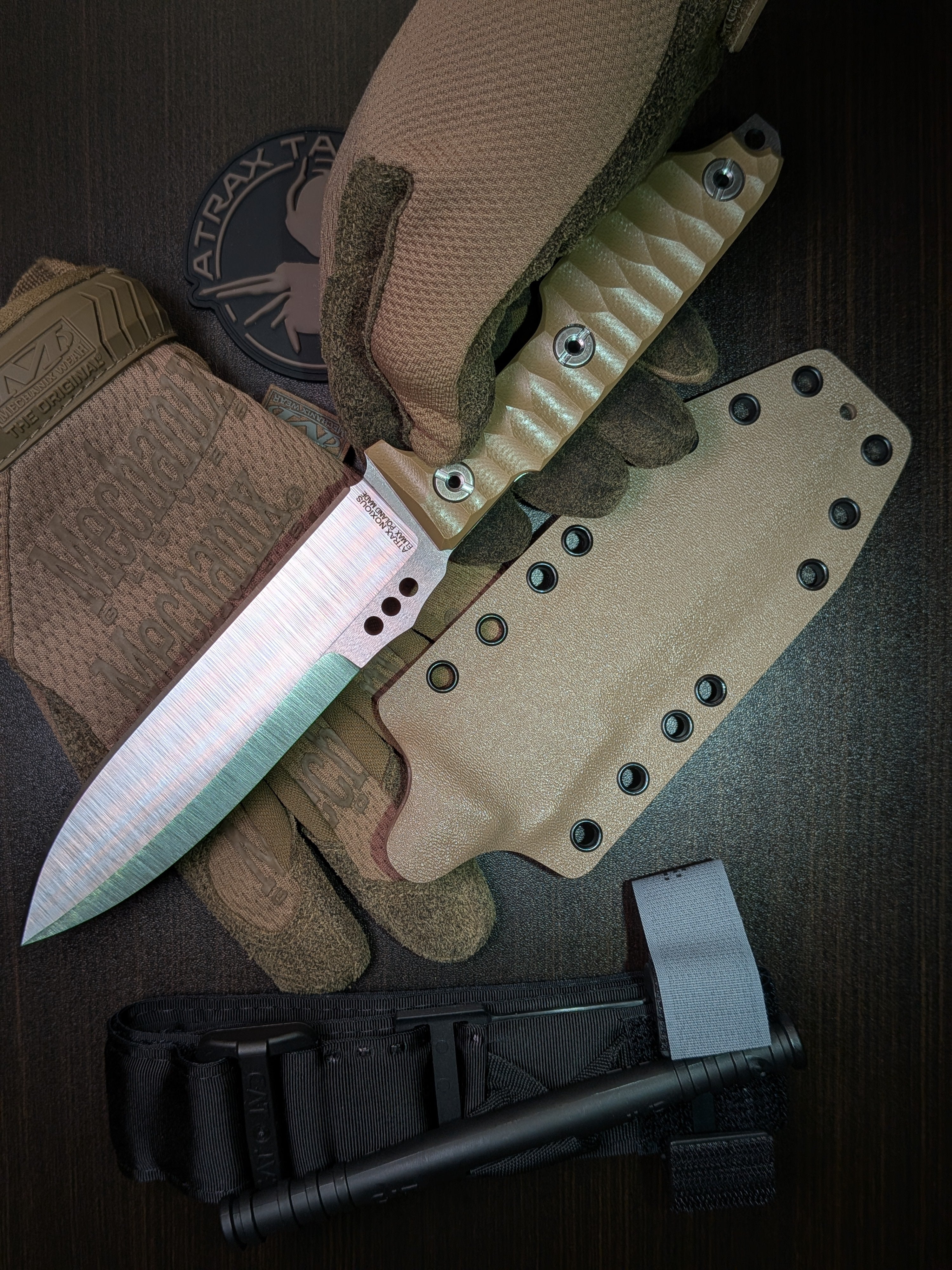 Atrax NOXIOUS Taktisches Messer mit braunem Griff und LR BLACK Cerakote