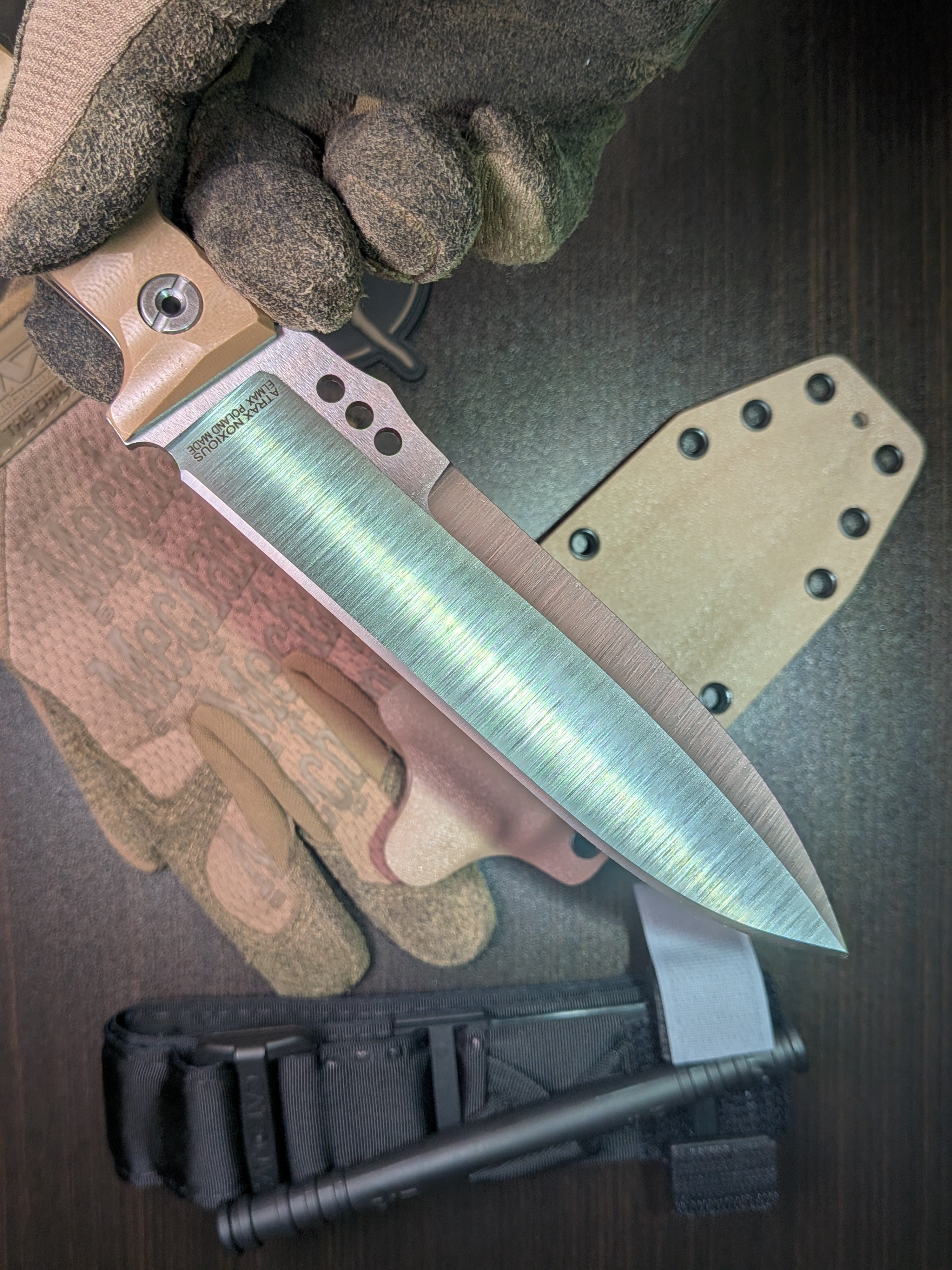 Atrax NOXIOUS Taktisches Messer mit braunem Griff und LR BLACK Cerakote