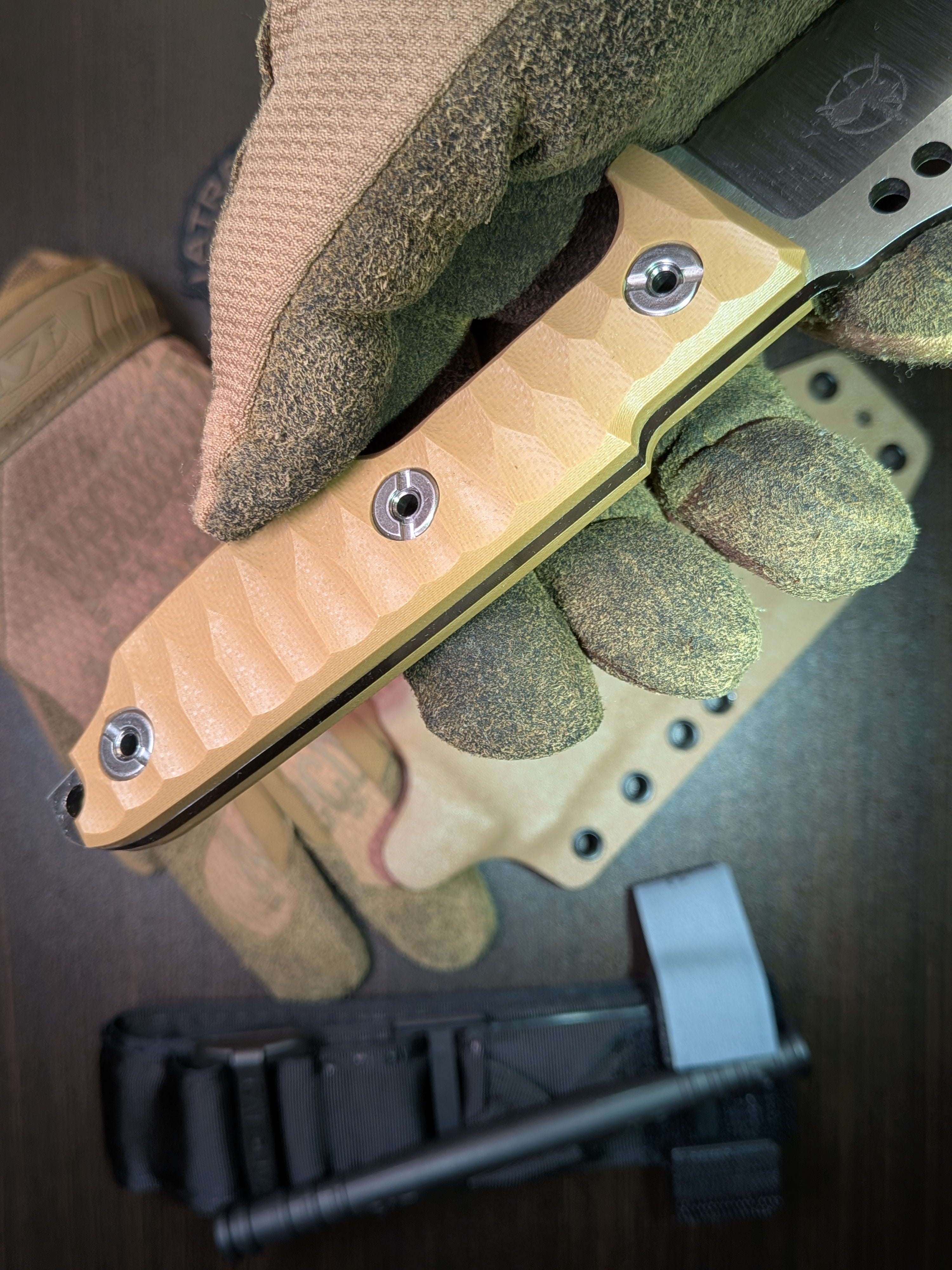 Atrax NOXIOUS Taktisches Messer mit braunem Griff und LR BLACK Cerakote