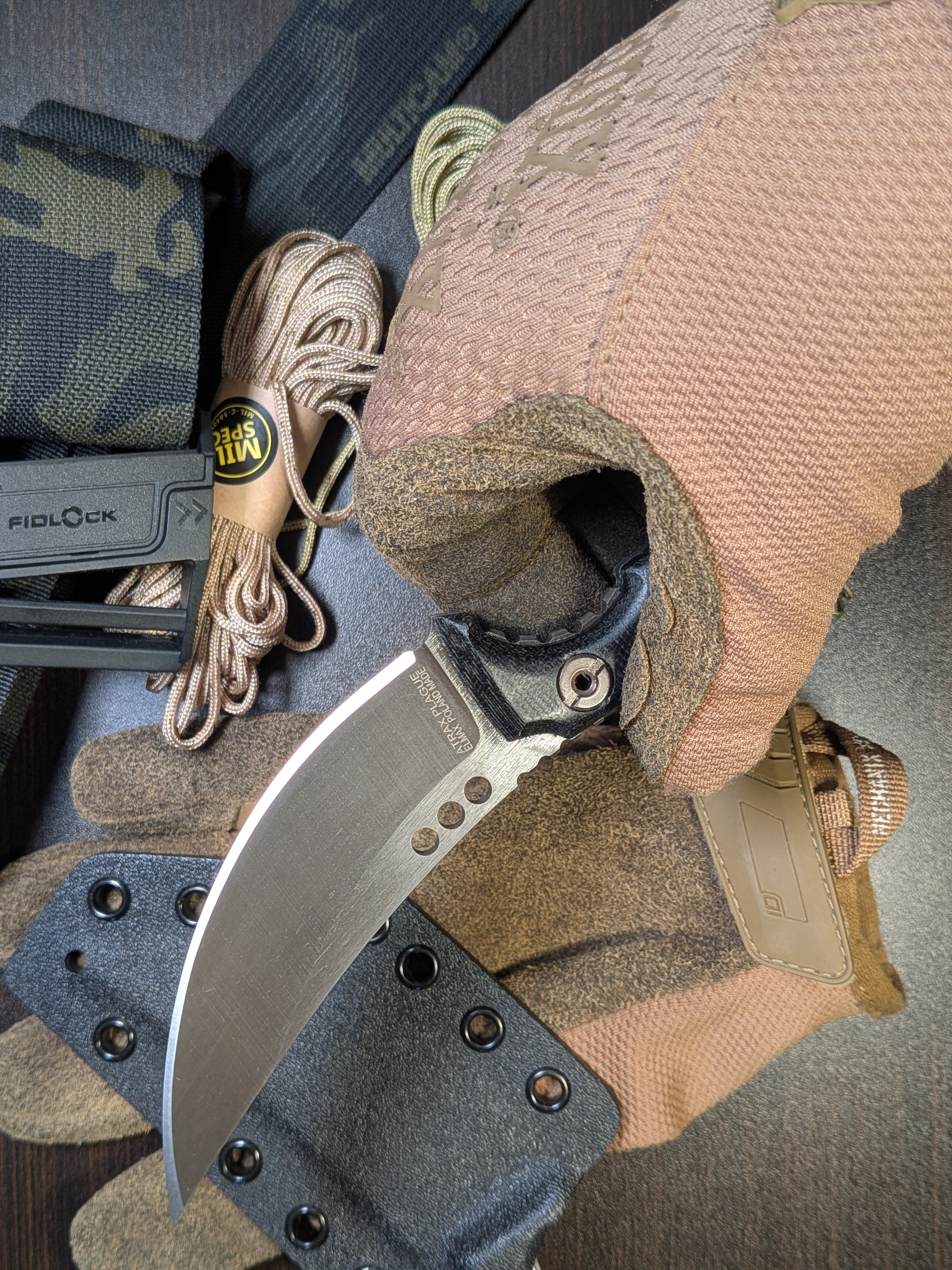 Atrax PLAGUE Stonewashed Tactical Ring Knife mit schwarzem G10-Griff und schwarzem Kydex