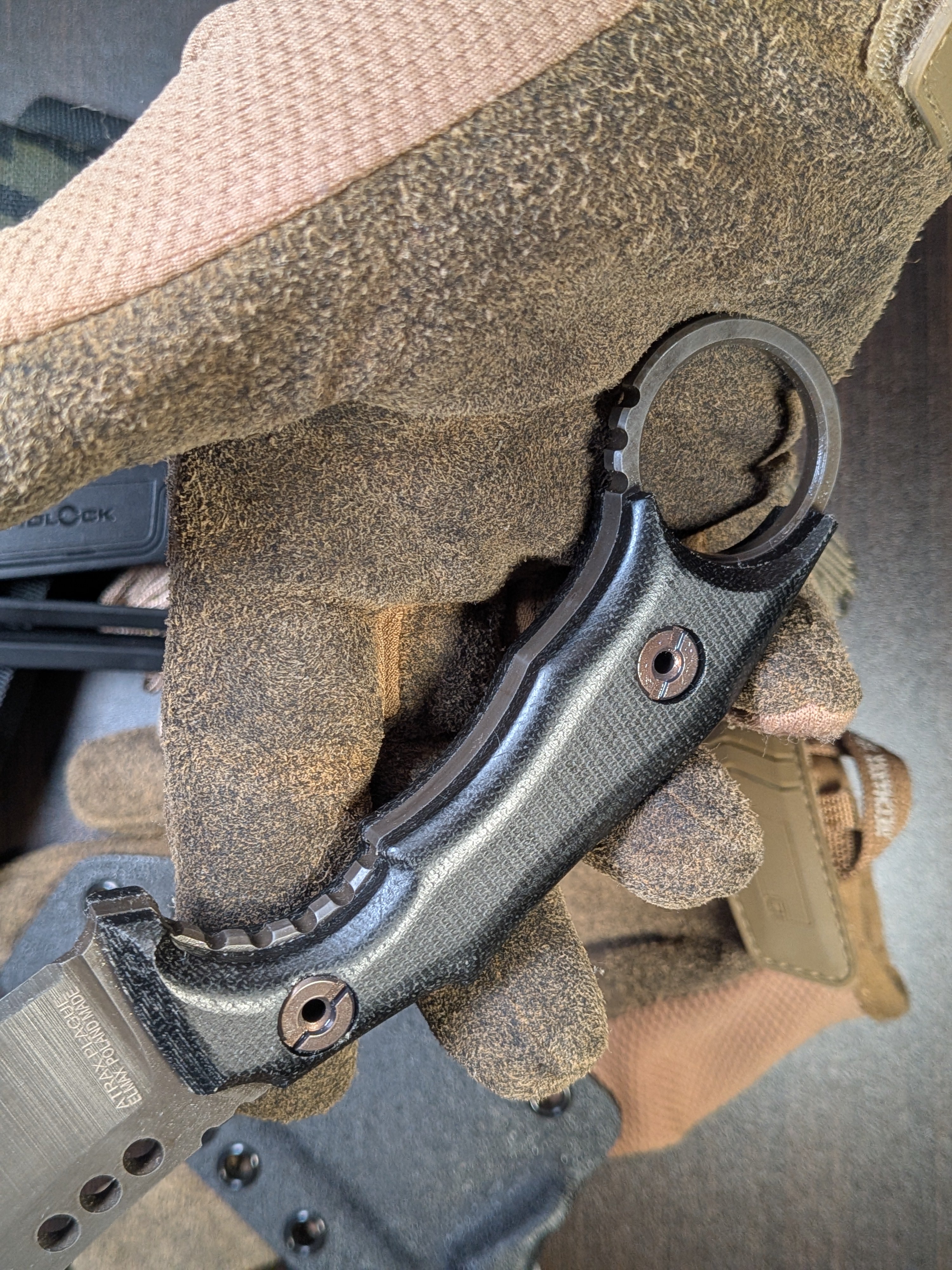 Atrax PLAGUE Stonewashed Tactical Ring Knife mit schwarzem G10-Griff und schwarzem Kydex