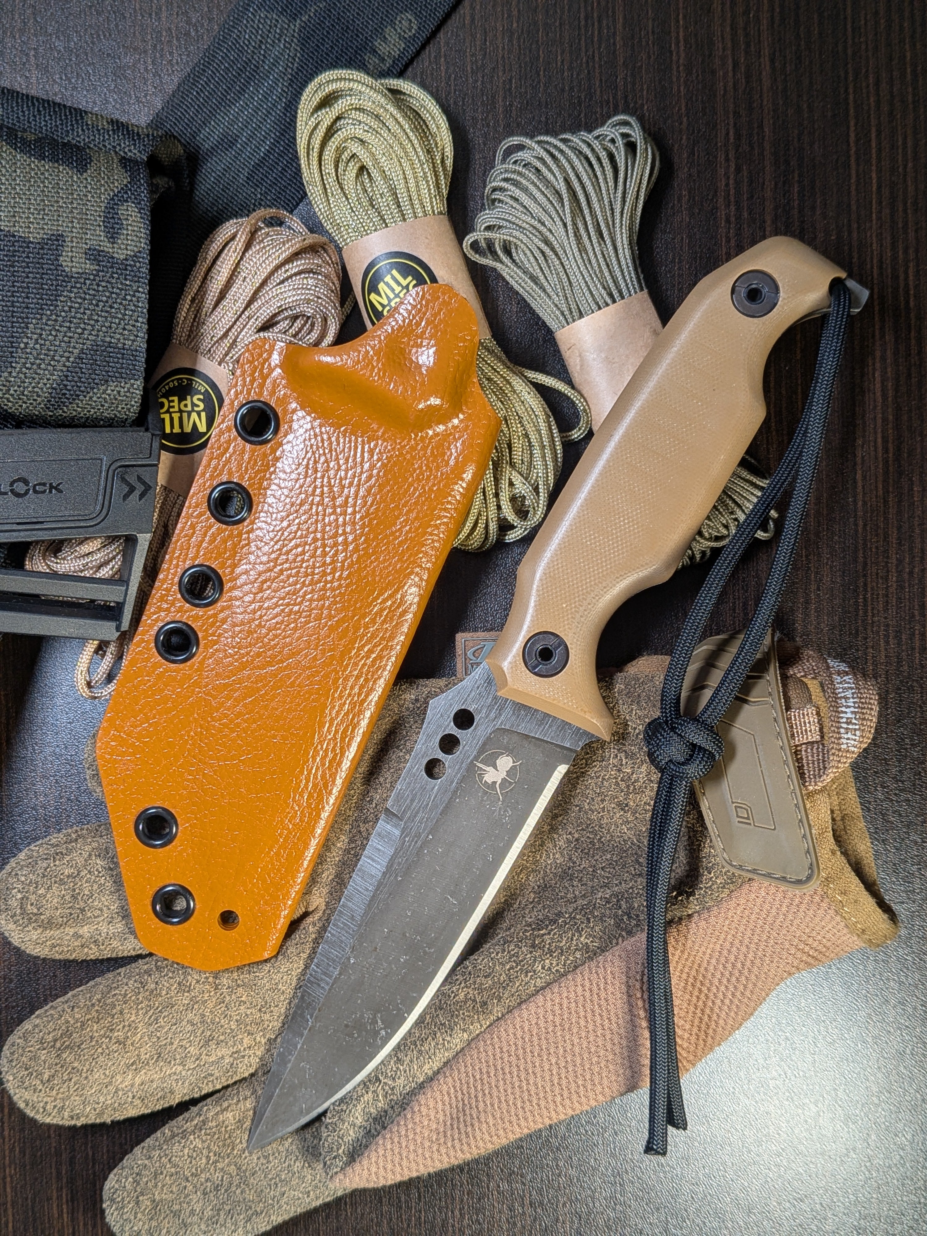 Atrax MARDUK Taktisches Messer mit braunem Griff und Coyote Tan Cerakote
