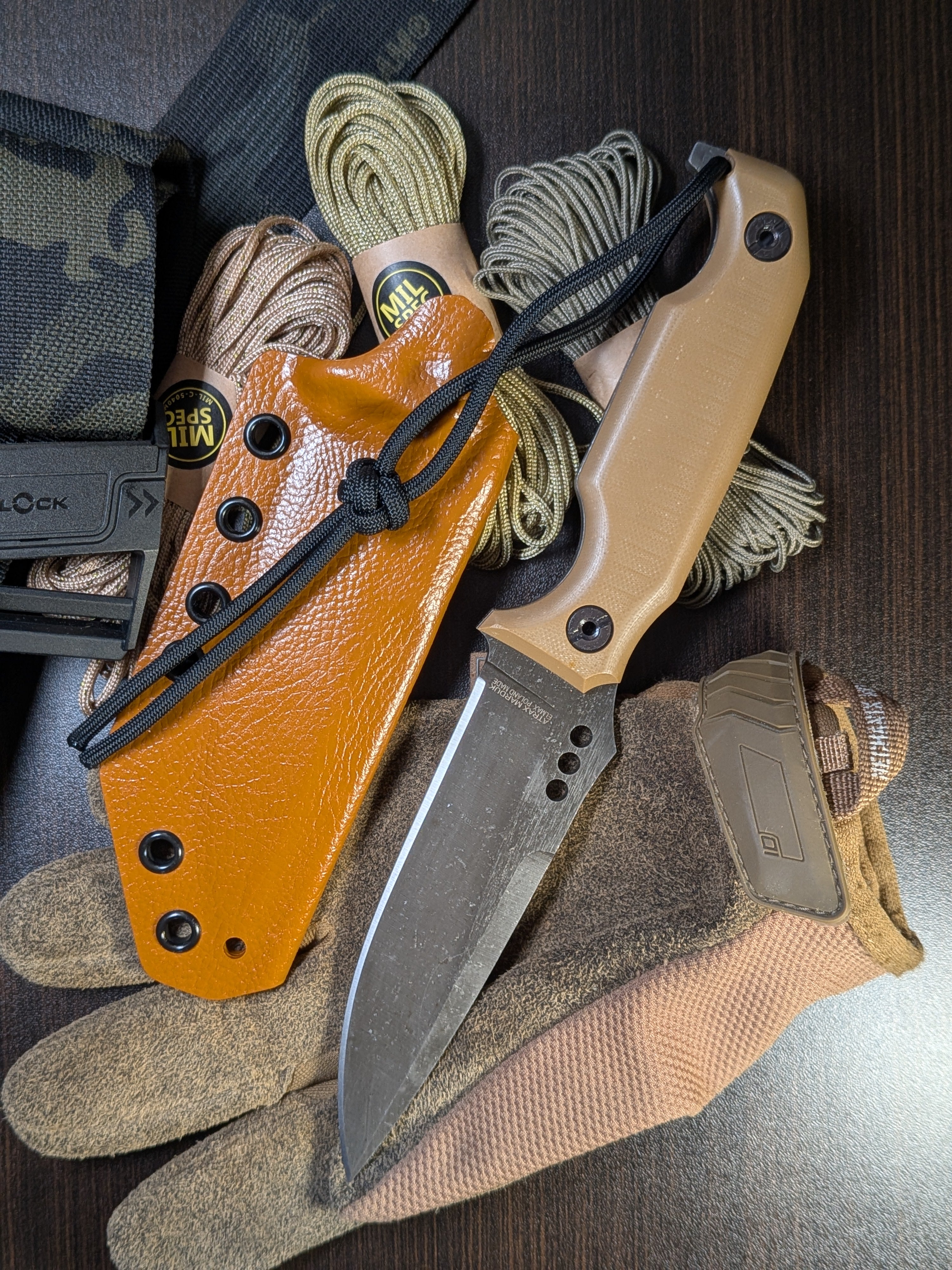 Atrax MARDUK Taktisches Messer mit braunem Griff und Coyote Tan Cerakote