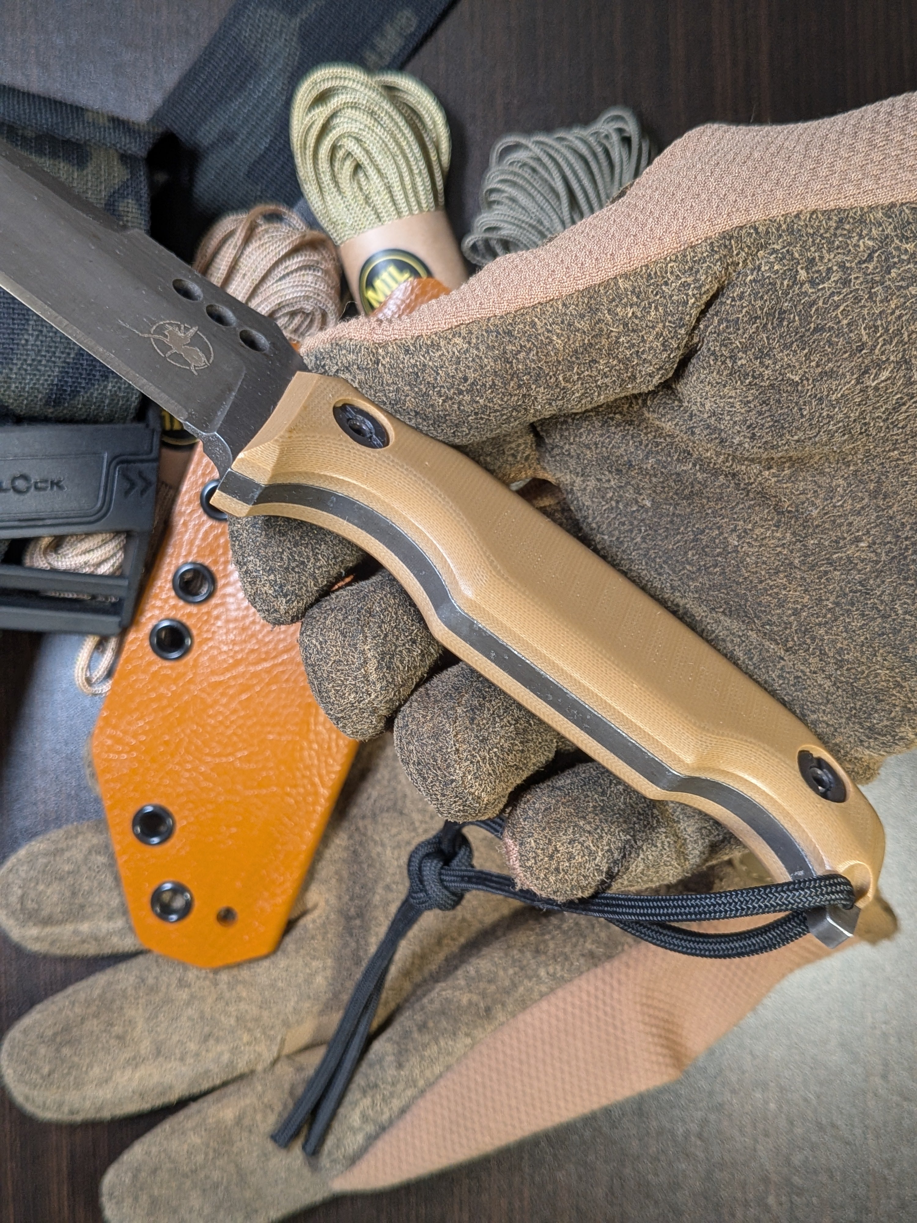 Atrax MARDUK Taktisches Messer mit braunem Griff und Coyote Tan Cerakote