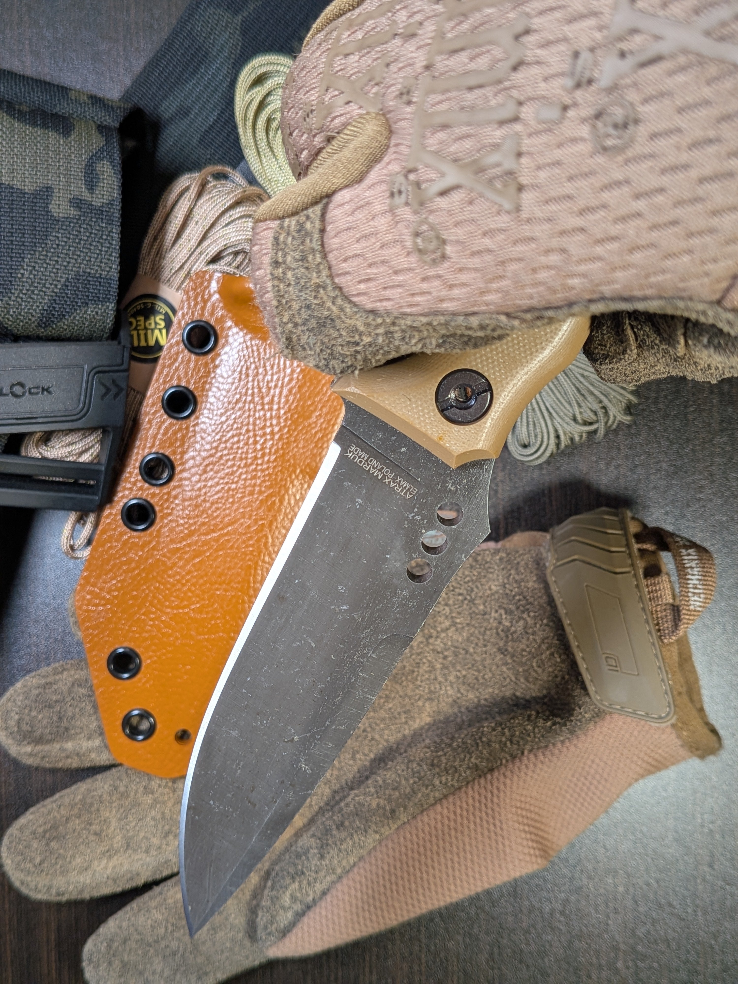 Atrax MARDUK Taktisches Messer mit braunem Griff und Coyote Tan Cerakote