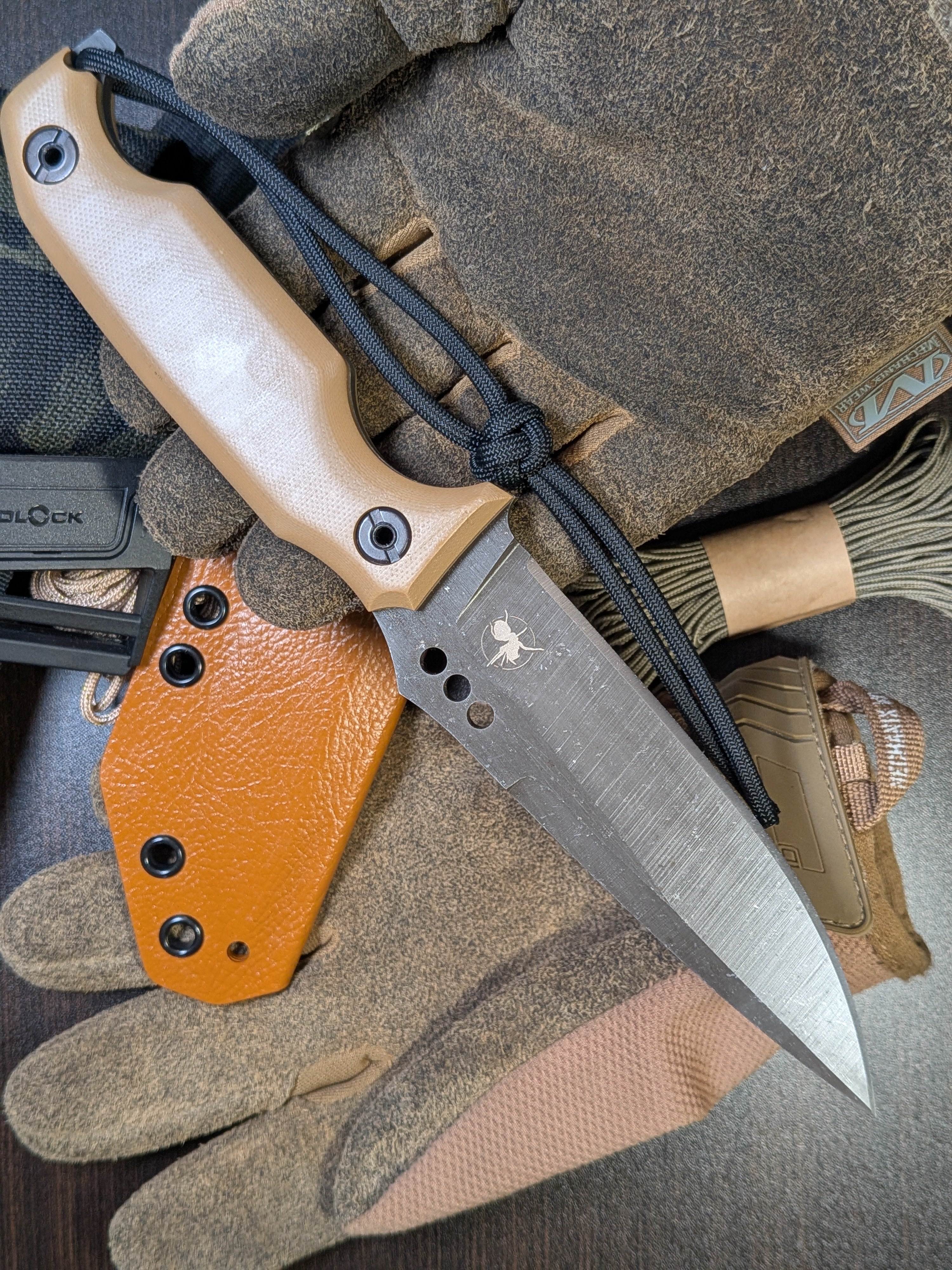 Atrax MARDUK Taktisches Messer mit braunem Griff und Coyote Tan Cerakote