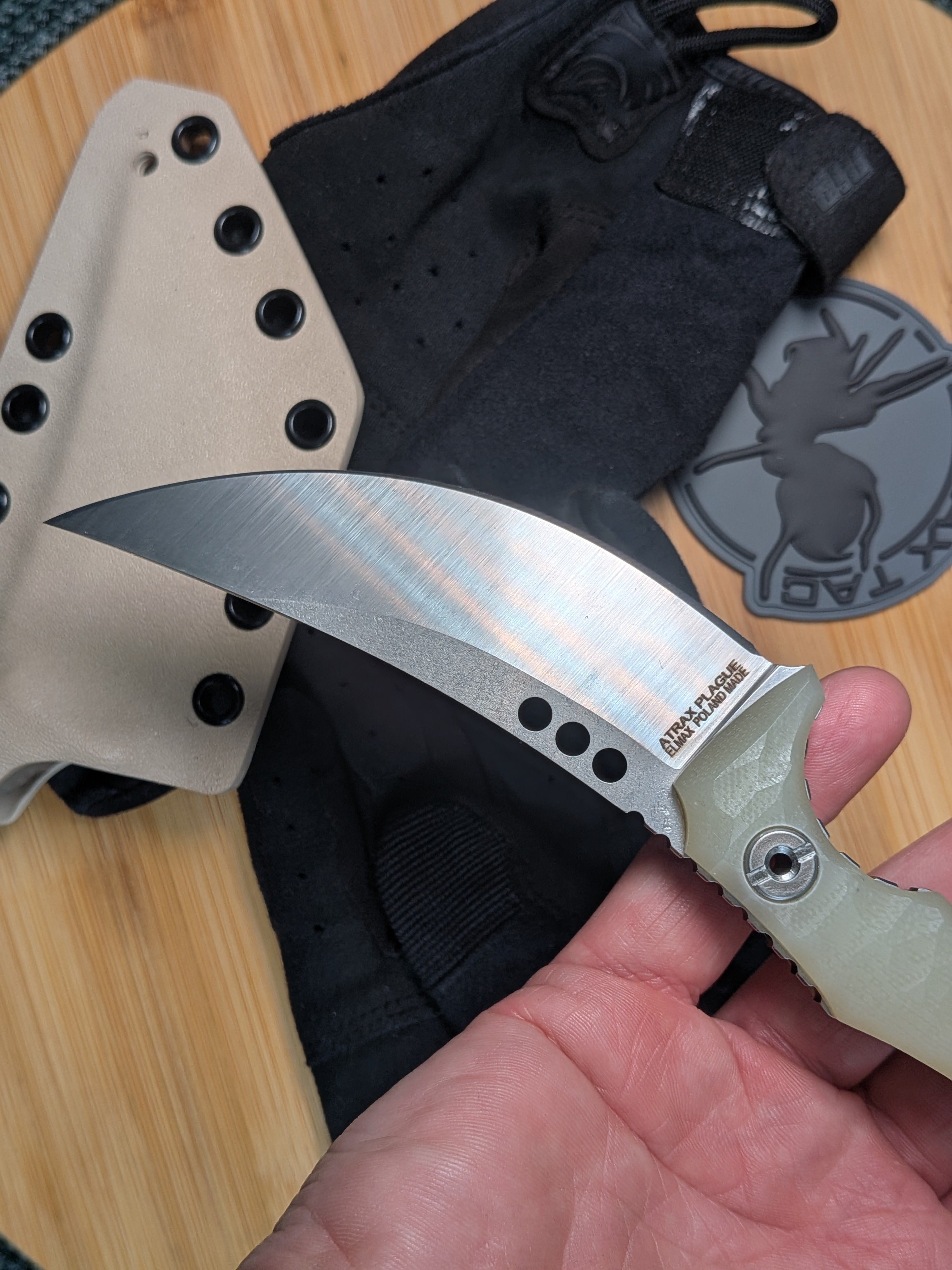 Atrax Plague Silver Satin steel, beige G10 handle and desert tan kydex
