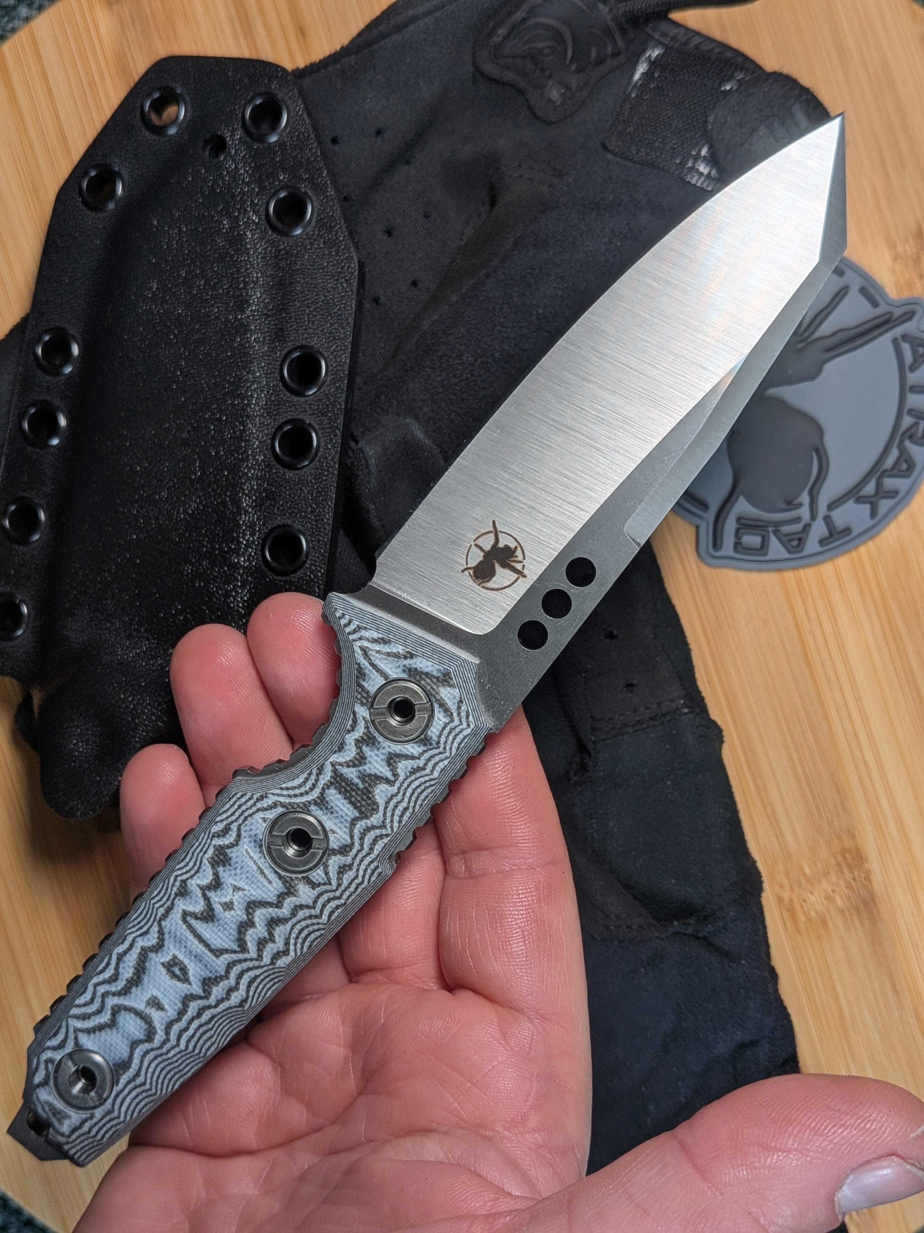 Atrax BOA Taktisches Messer Stonewashed mit braunem G10-Griff
