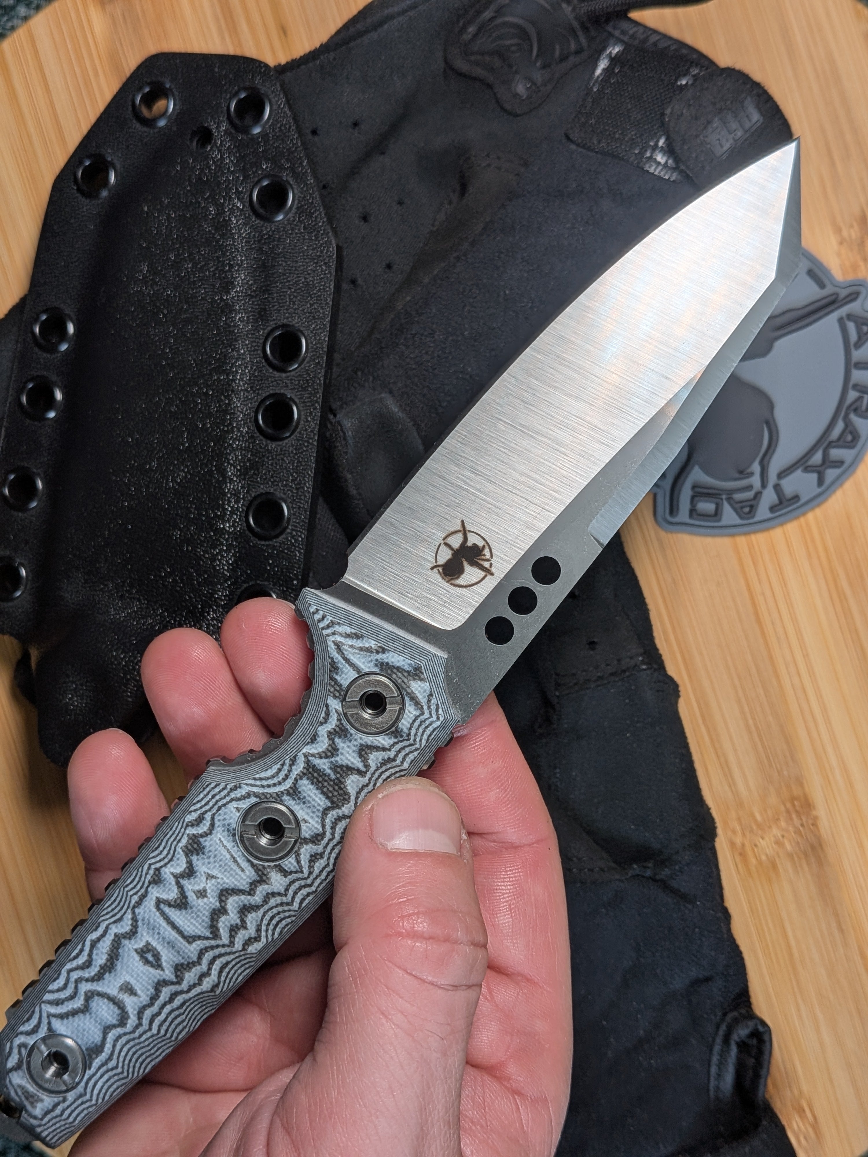 Atrax BOA Taktisches Messer Stonewashed mit braunem G10-Griff