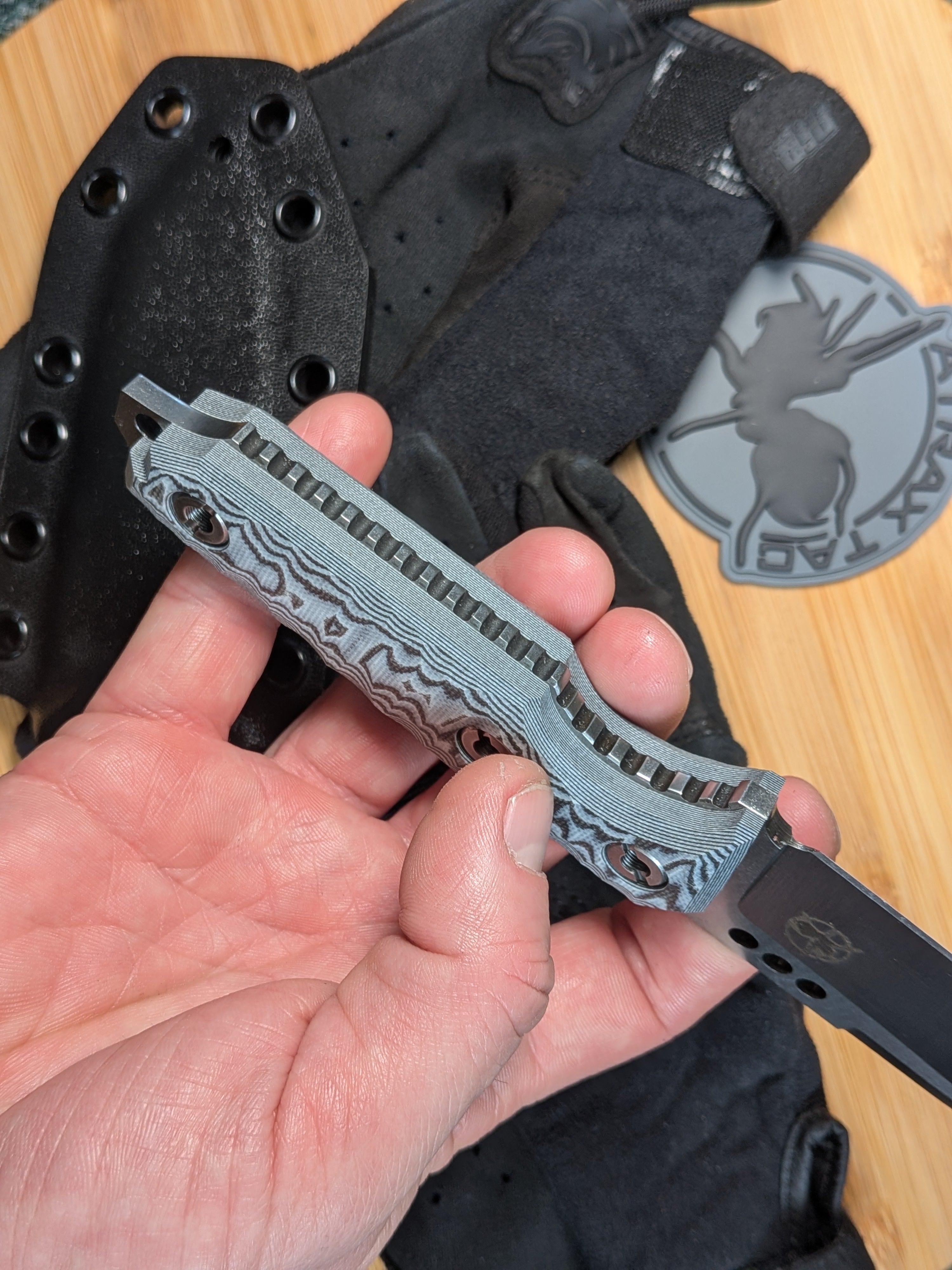 Atrax BOA Taktisches Messer Stonewashed mit braunem G10-Griff