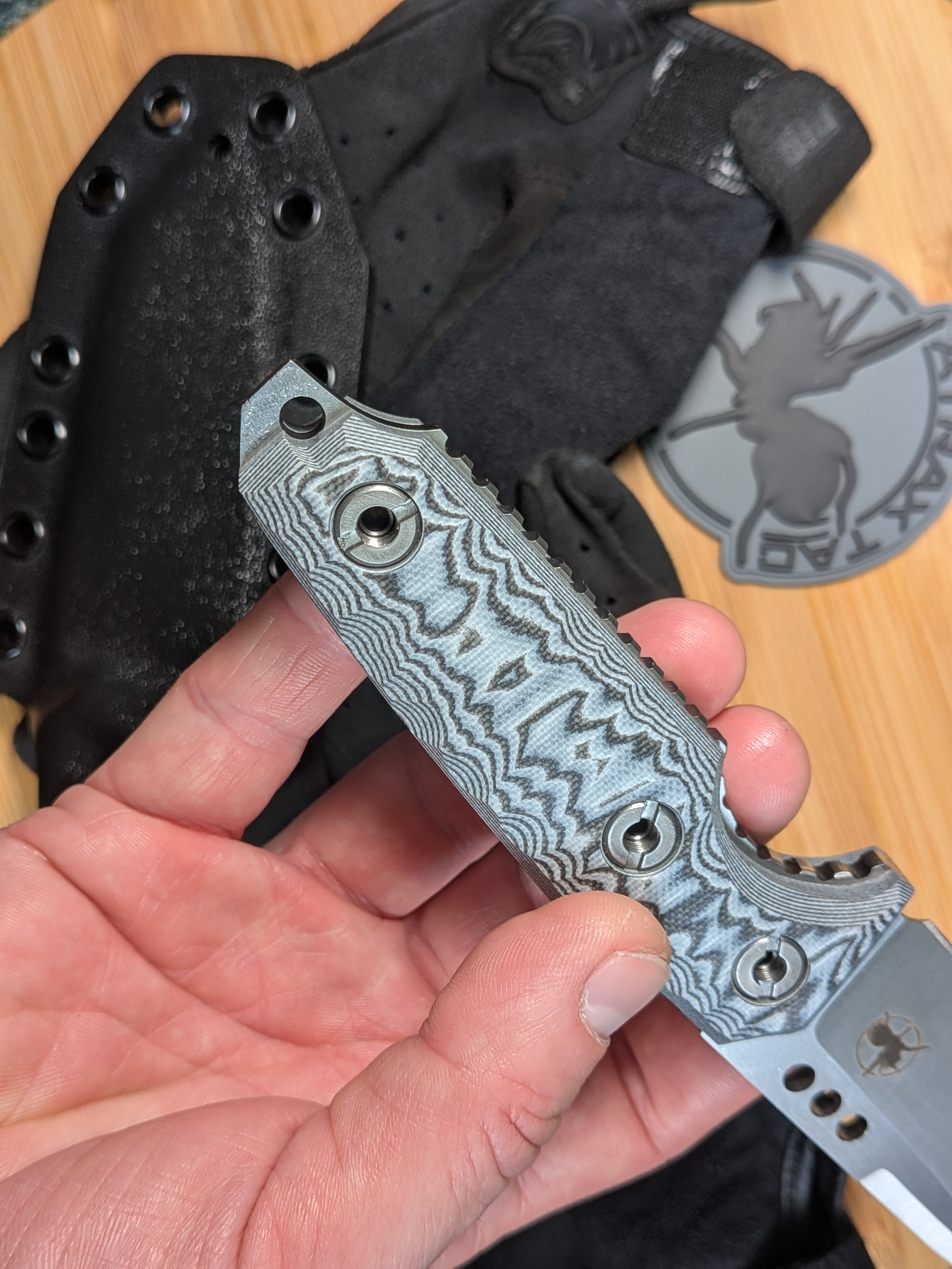 Atrax BOA Taktisches Messer Stonewashed mit braunem G10-Griff