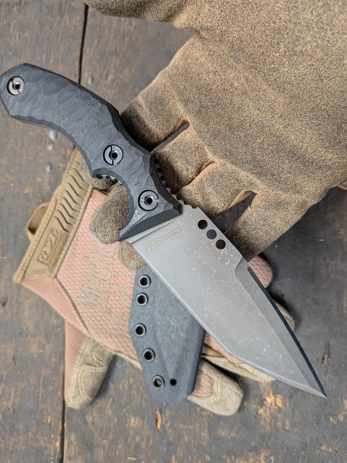 Atrax Rogue — detail 3 — Elmax stonewashed and black G10 Stone