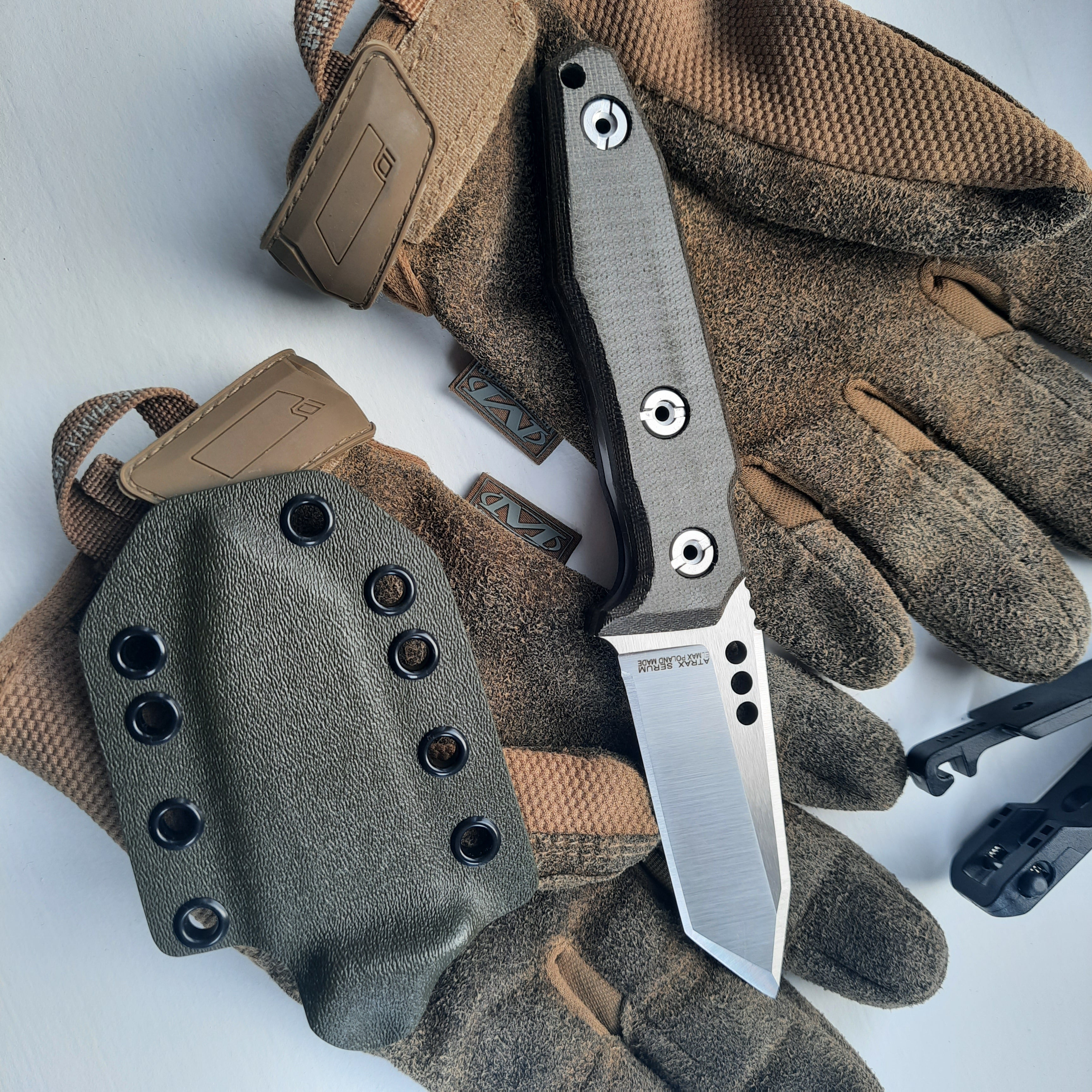 Nóż ATRAX SERUM Silver Satin Tactical &amp; Daycare Tanto z uchwytem z zielonej micarty