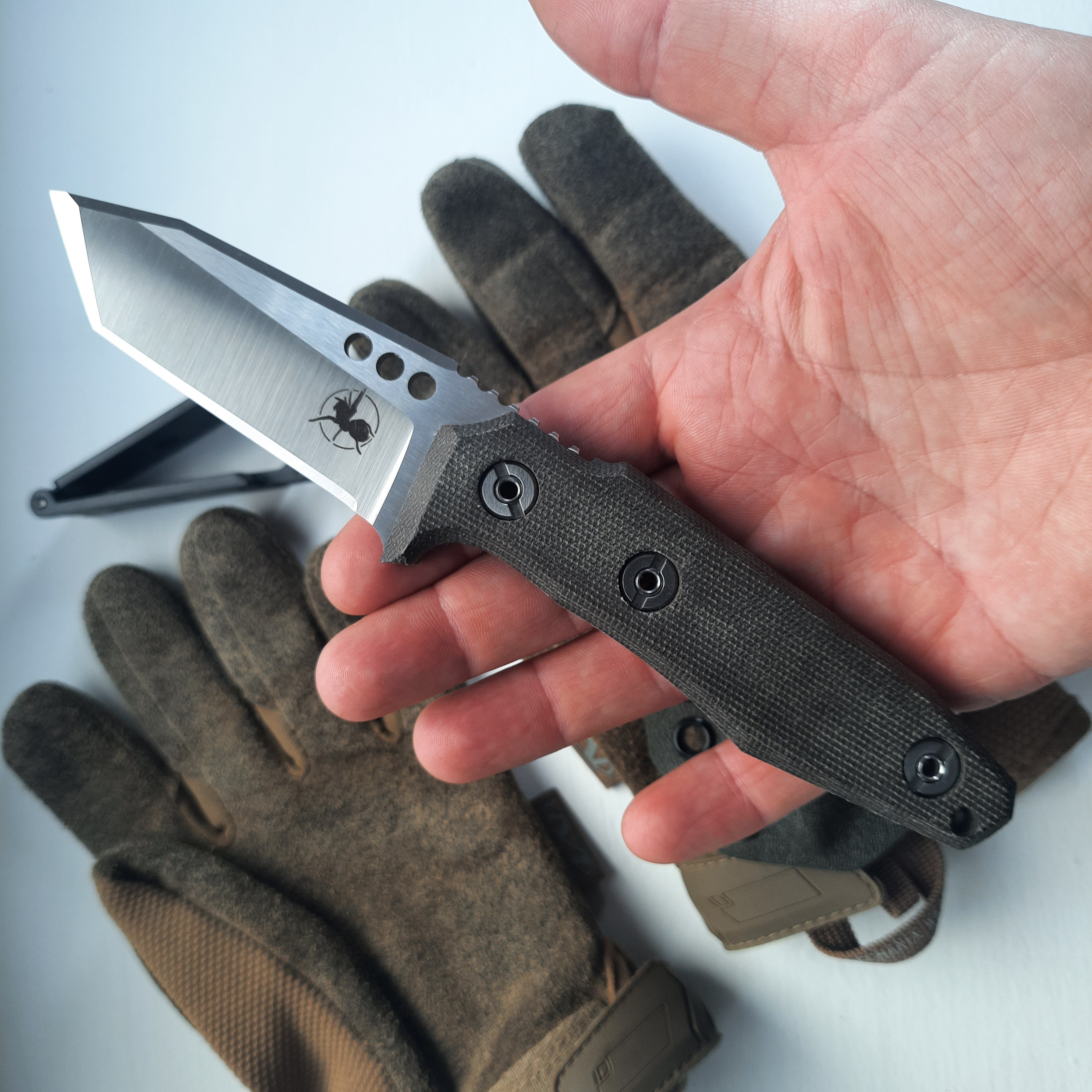 Nóż ATRAX SERUM Silver Satin Tactical &amp; Daycare Tanto z uchwytem z zielonej micarty