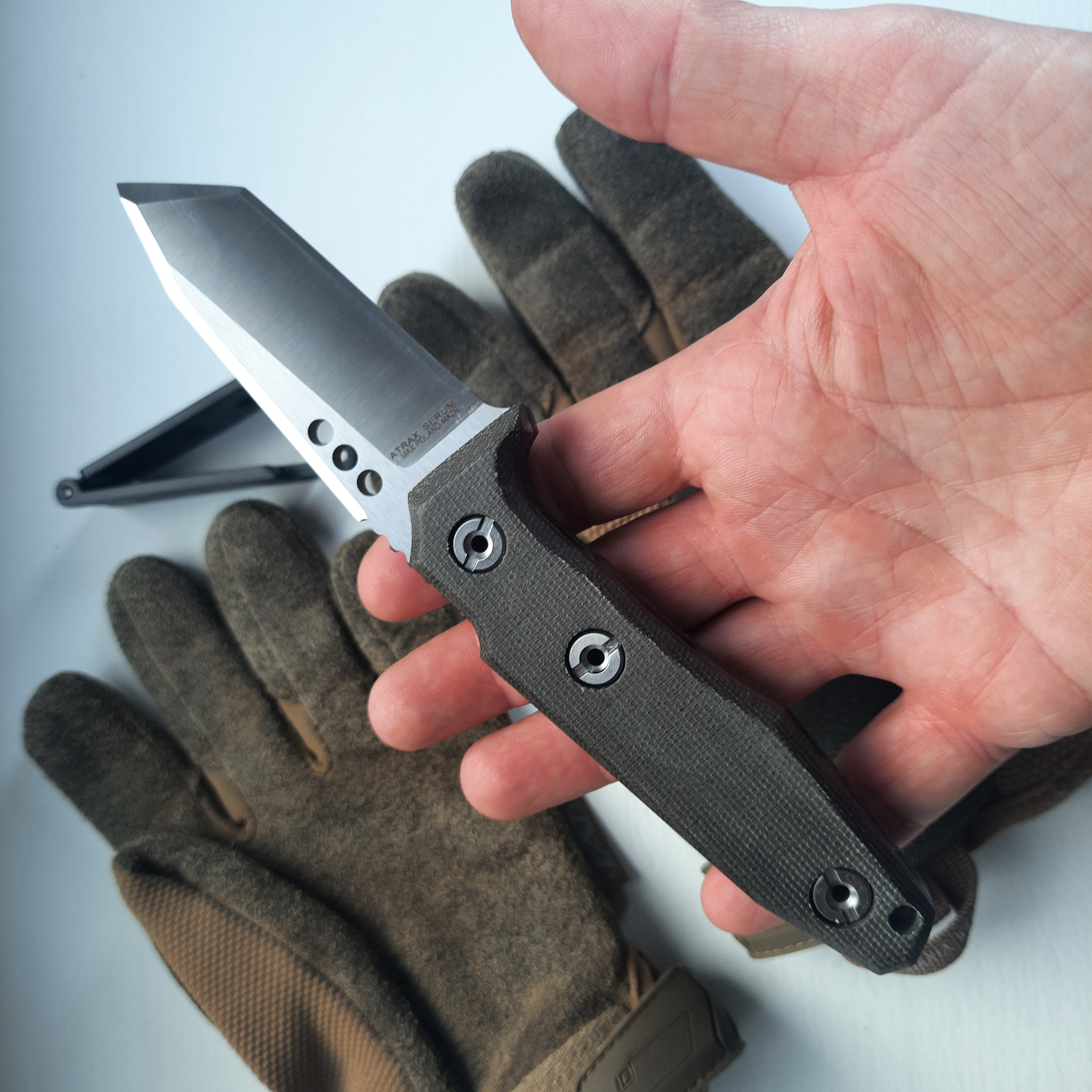 Nóż ATRAX SERUM Silver Satin Tactical &amp; Daycare Tanto z uchwytem z zielonej micarty