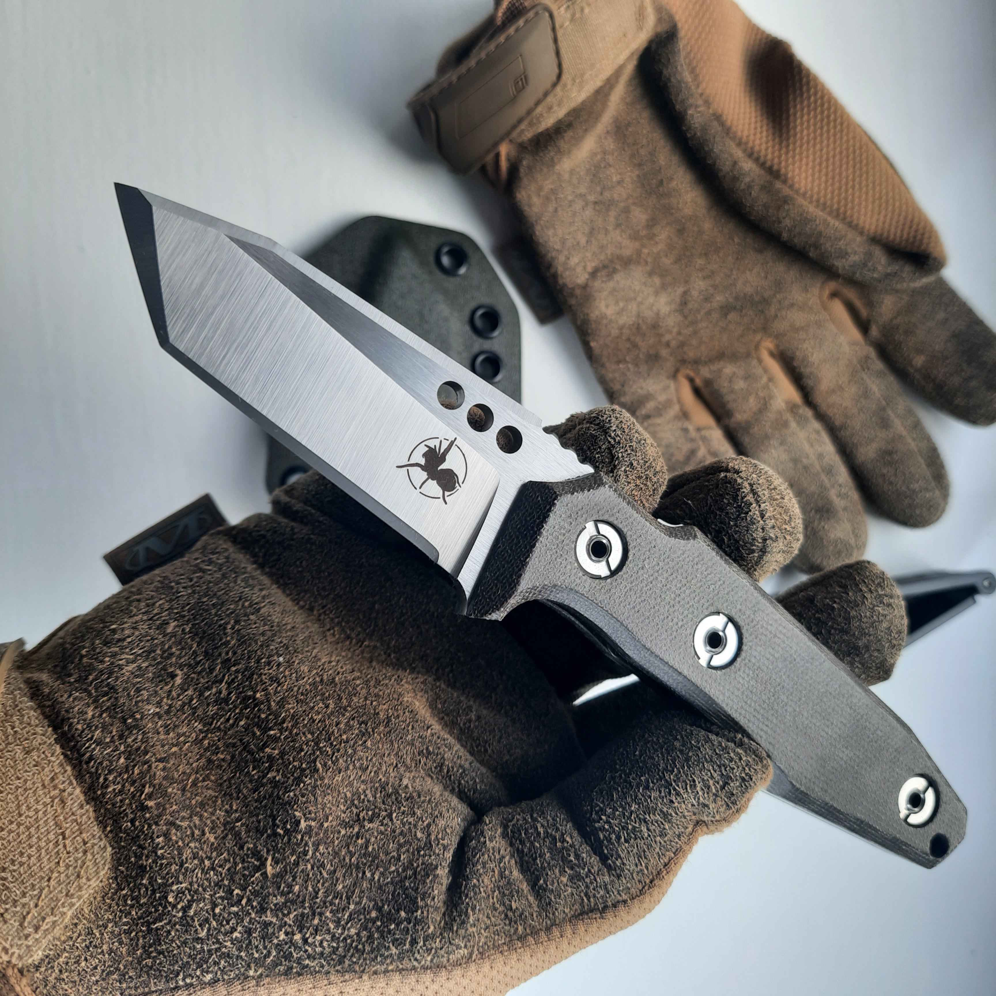 Nóż ATRAX SERUM Silver Satin Tactical &amp; Daycare Tanto z uchwytem z zielonej micarty