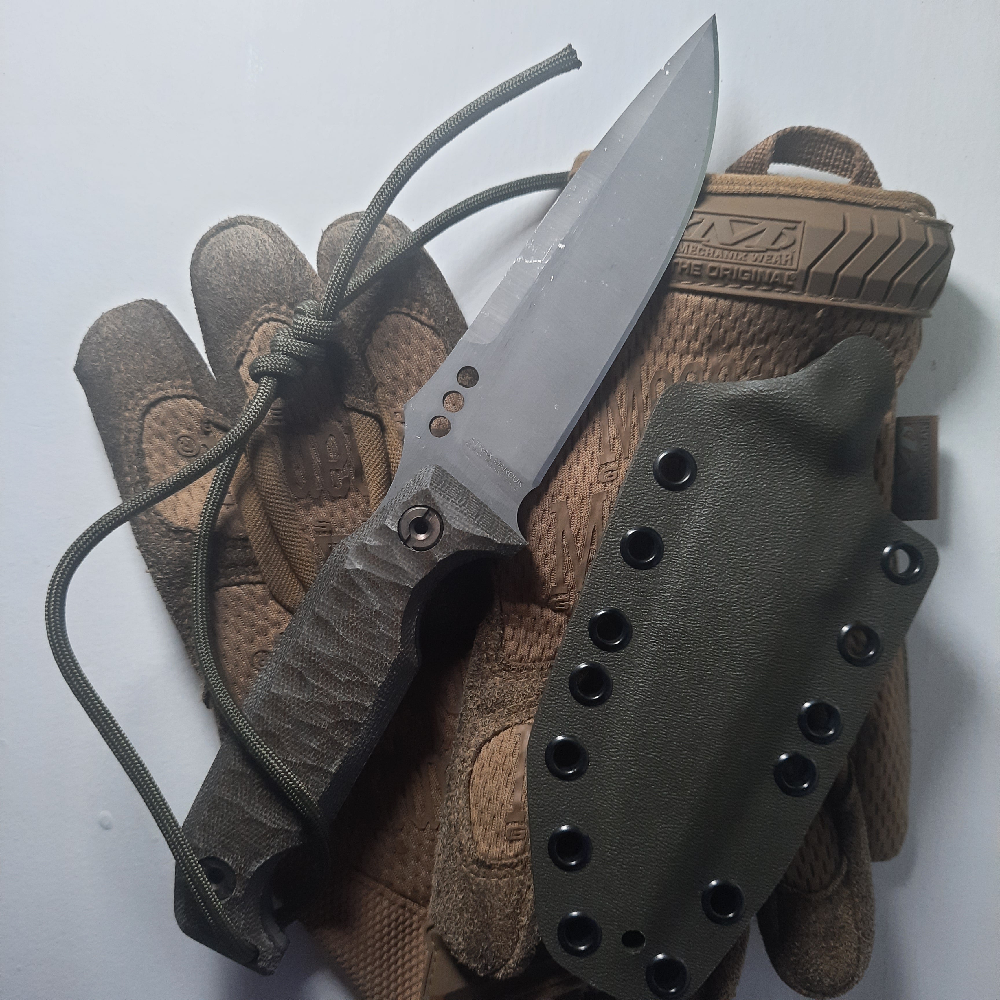 Atrax MARDUK Taktisches Messer mit braunem Griff und Coyote Tan Cerakote