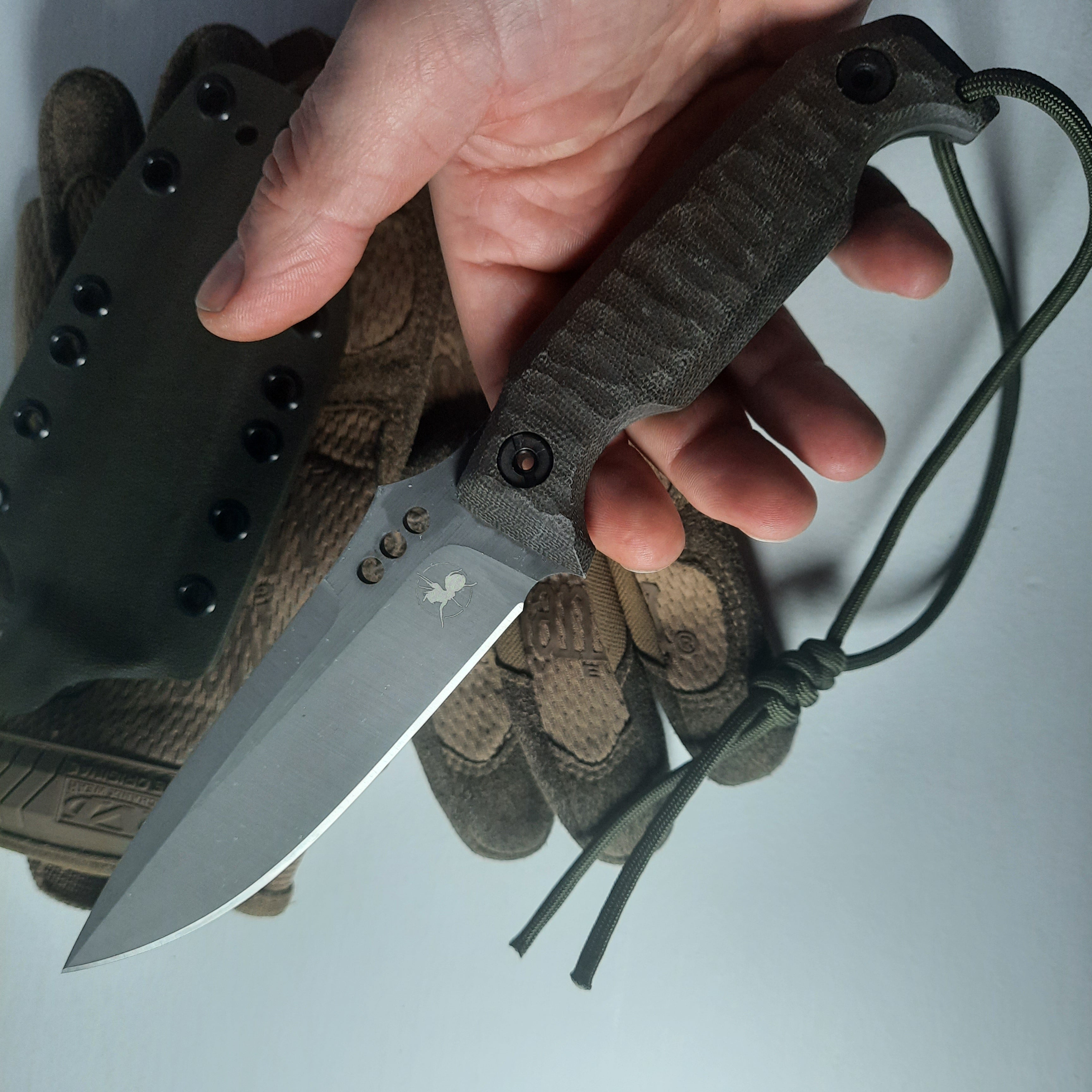 Atrax MARDUK Taktisches Messer mit braunem Griff und Coyote Tan Cerakote