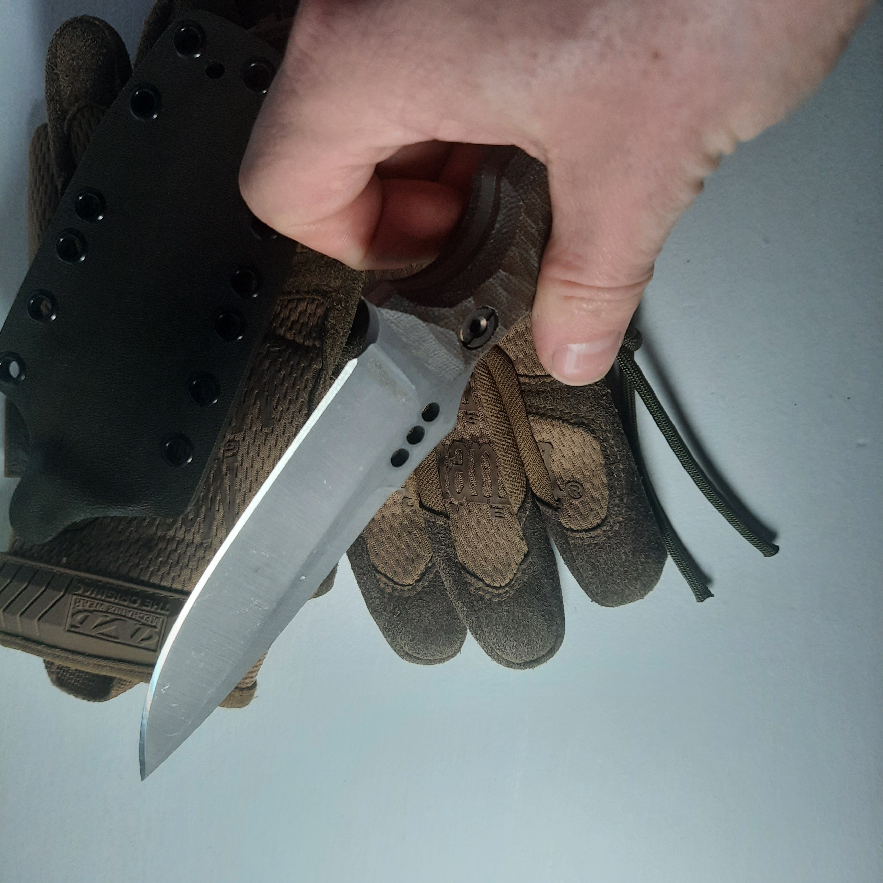 Atrax MARDUK Taktisches Messer mit braunem Griff und Coyote Tan Cerakote