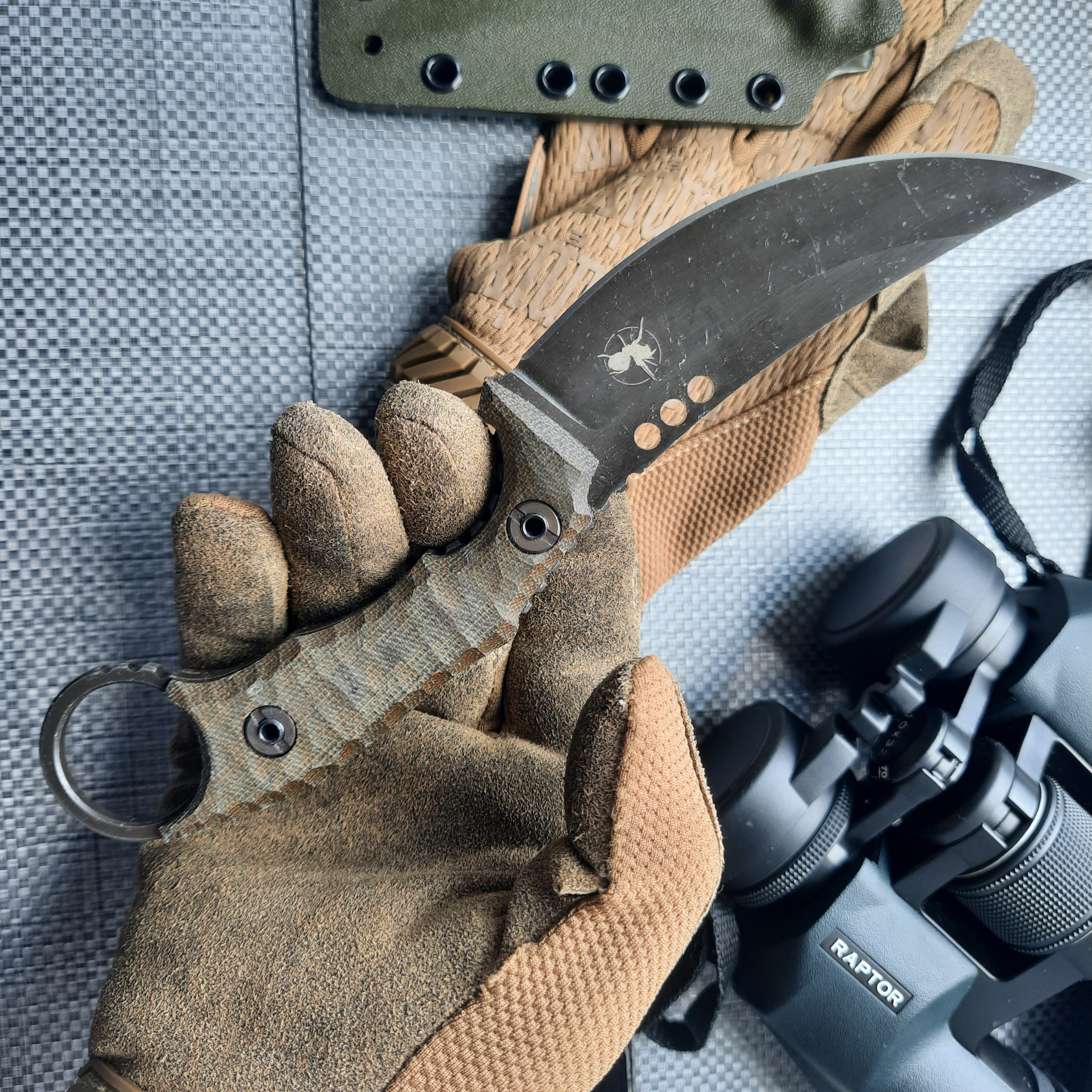 Nóż taktyczny Atrax PLAGUE Stonewashed z czarną rękojeścią G10 i czarnym kydexem