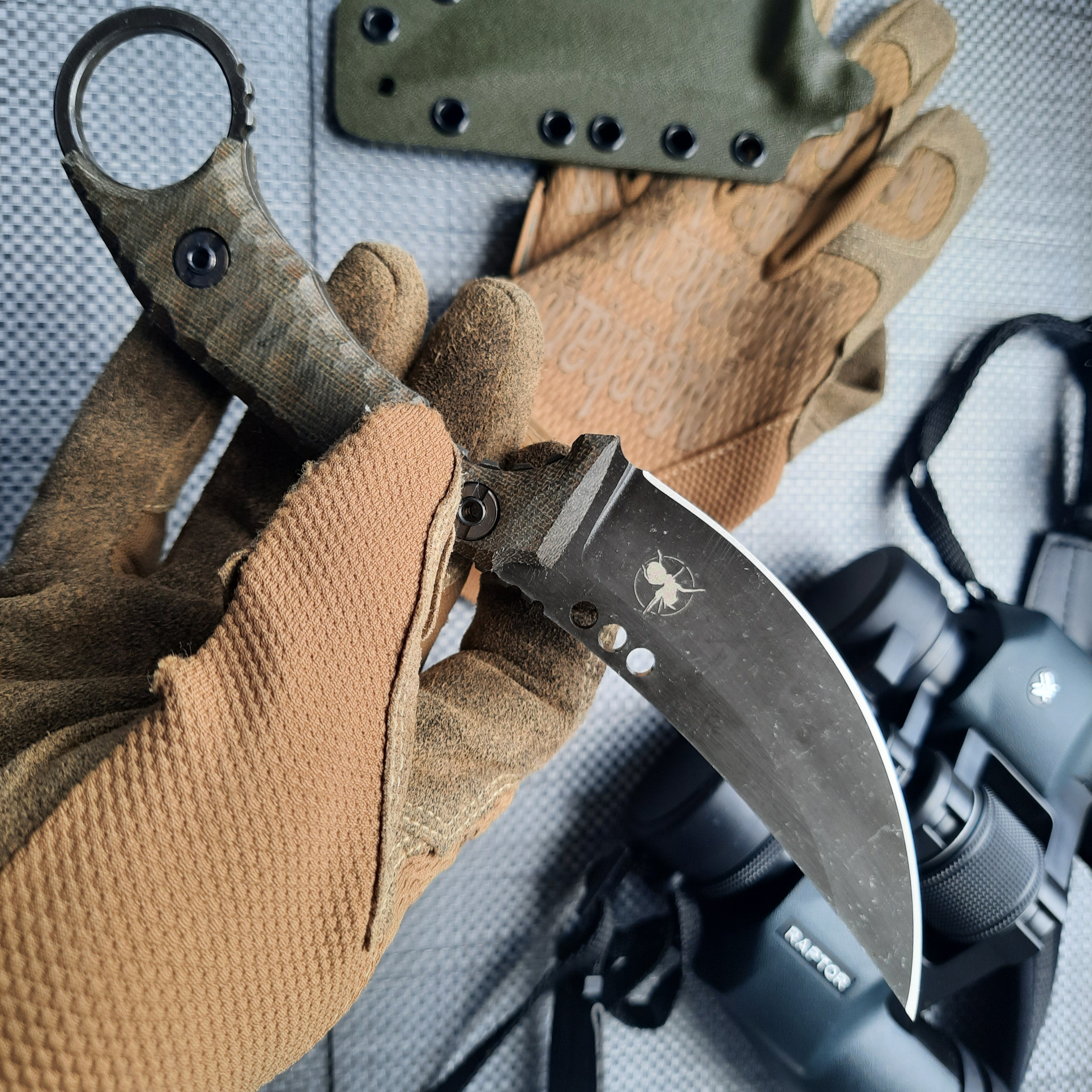 Nóż taktyczny Atrax PLAGUE Stonewashed z czarną rękojeścią G10 i czarnym kydexem