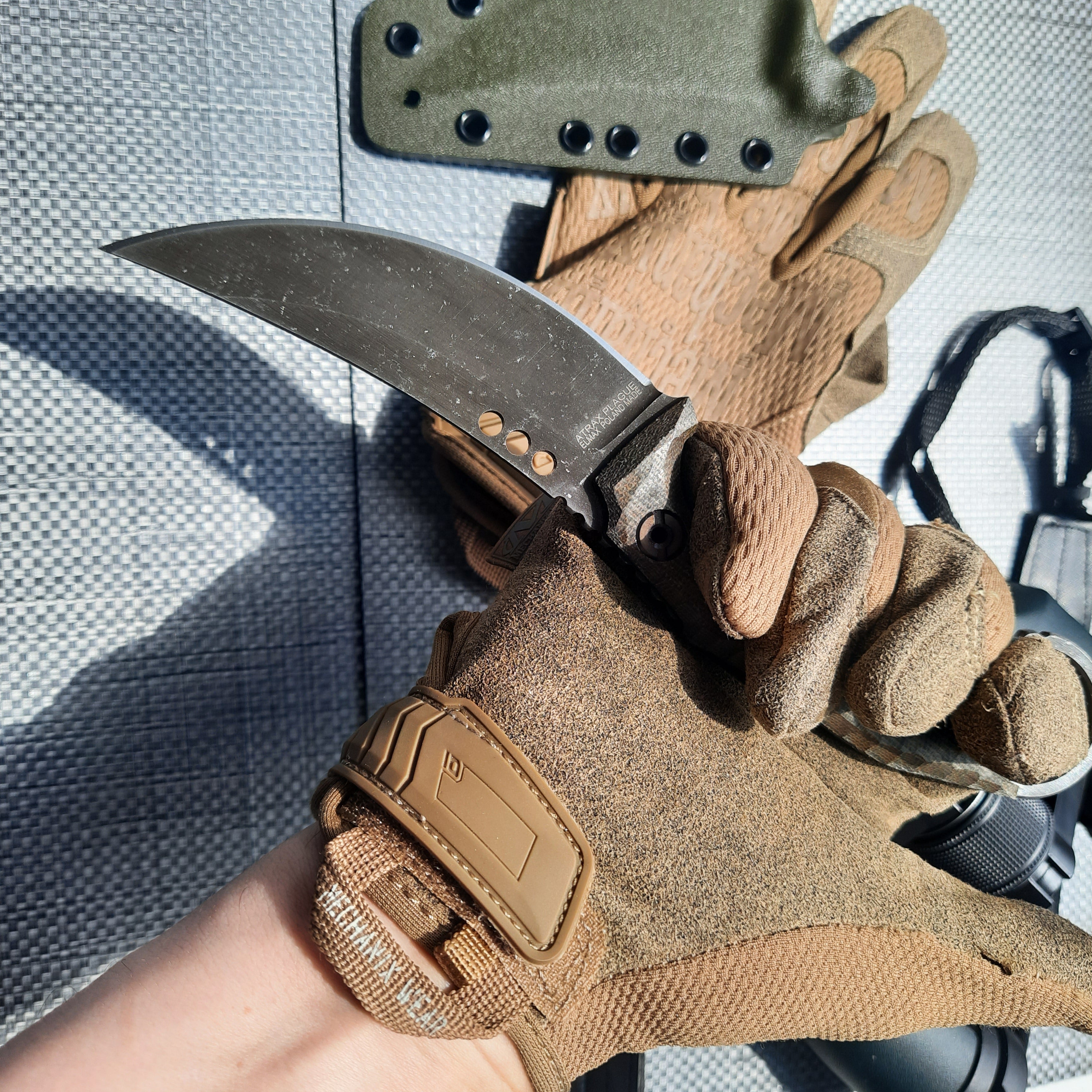 Nóż taktyczny Atrax PLAGUE Stonewashed z czarną rękojeścią G10 i czarnym kydexem