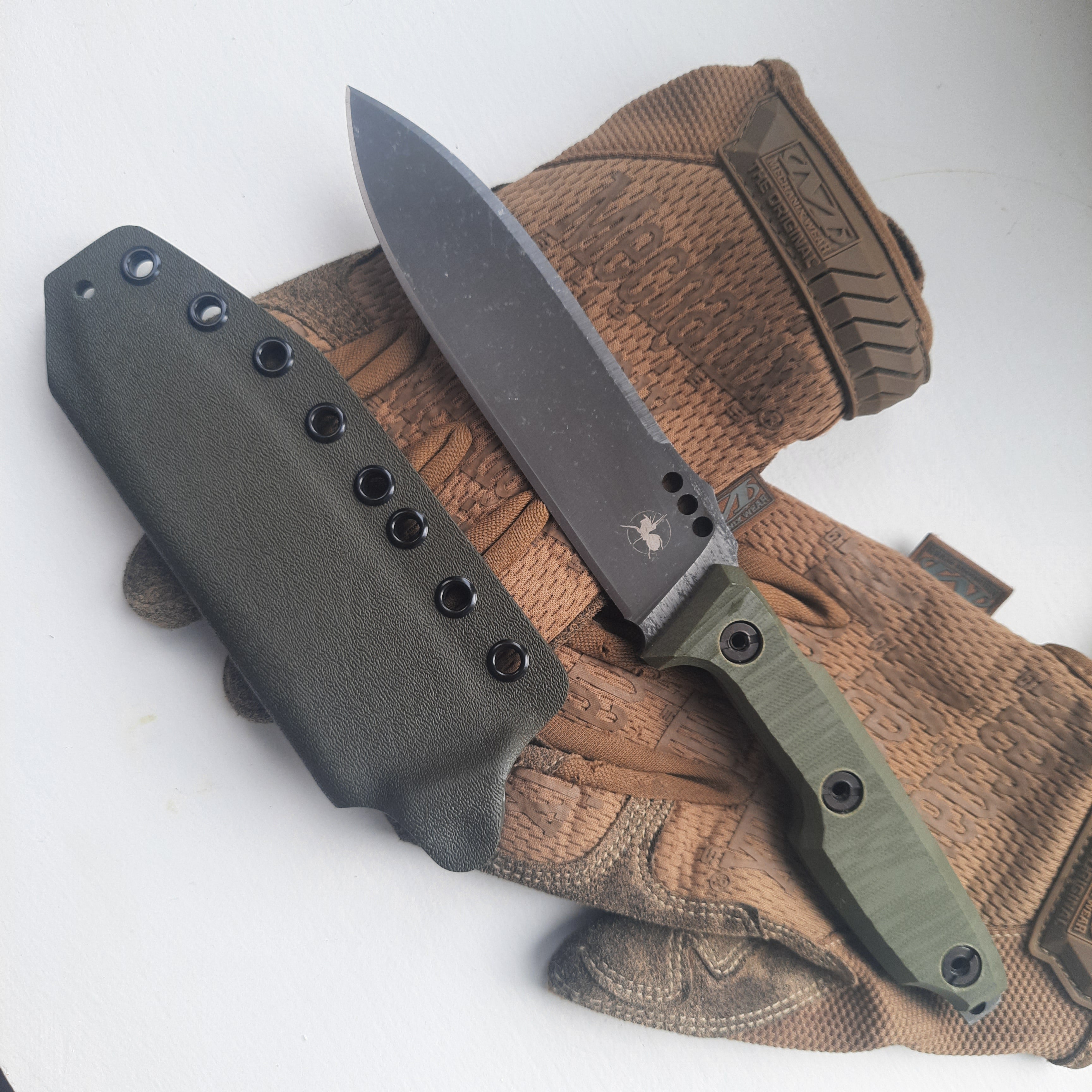 Nóż taktyczny Atrax NOXIOUS z brązową rękojeścią i powłoką LR BLACK Cerakote