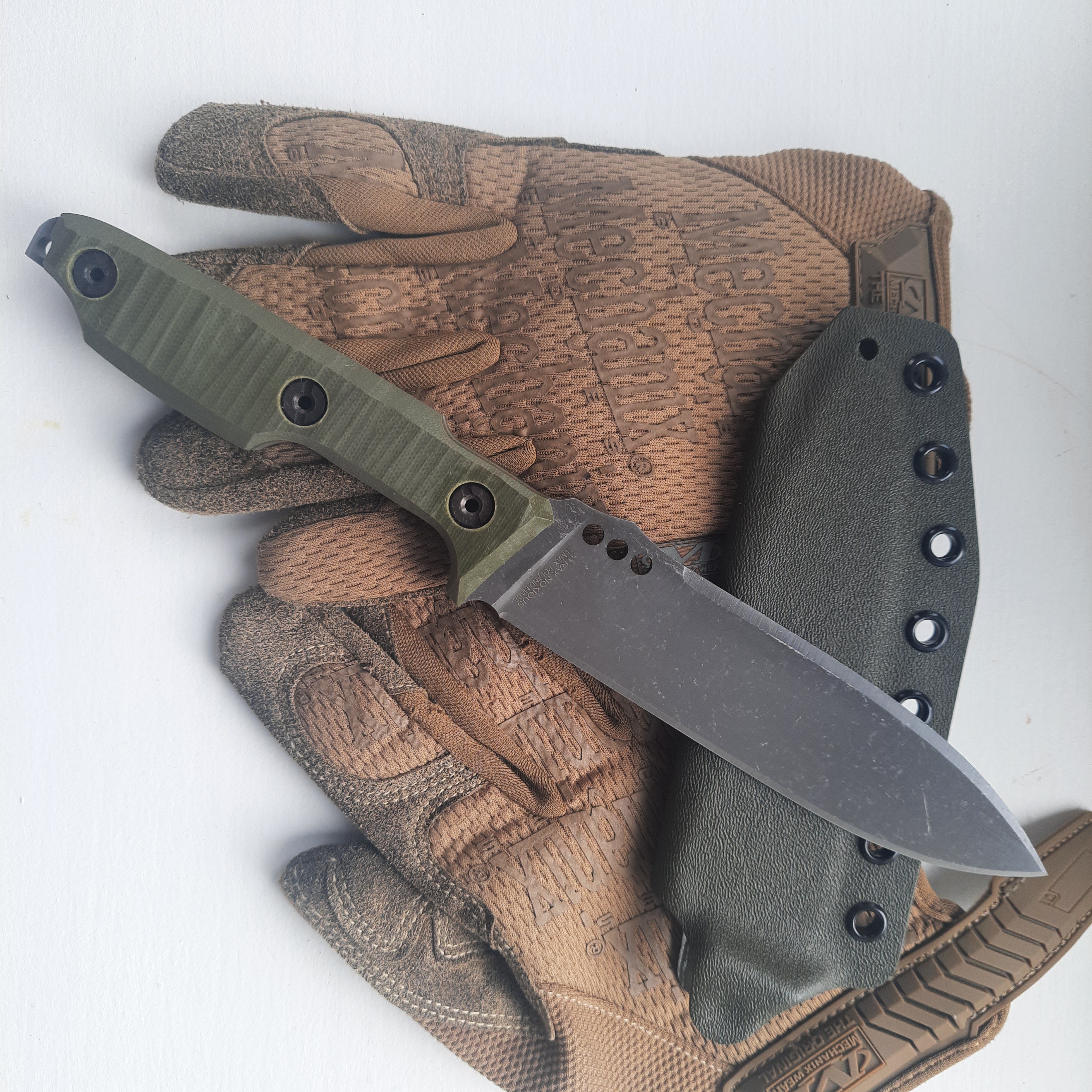 Nóż taktyczny Atrax NOXIOUS z brązową rękojeścią i powłoką LR BLACK Cerakote