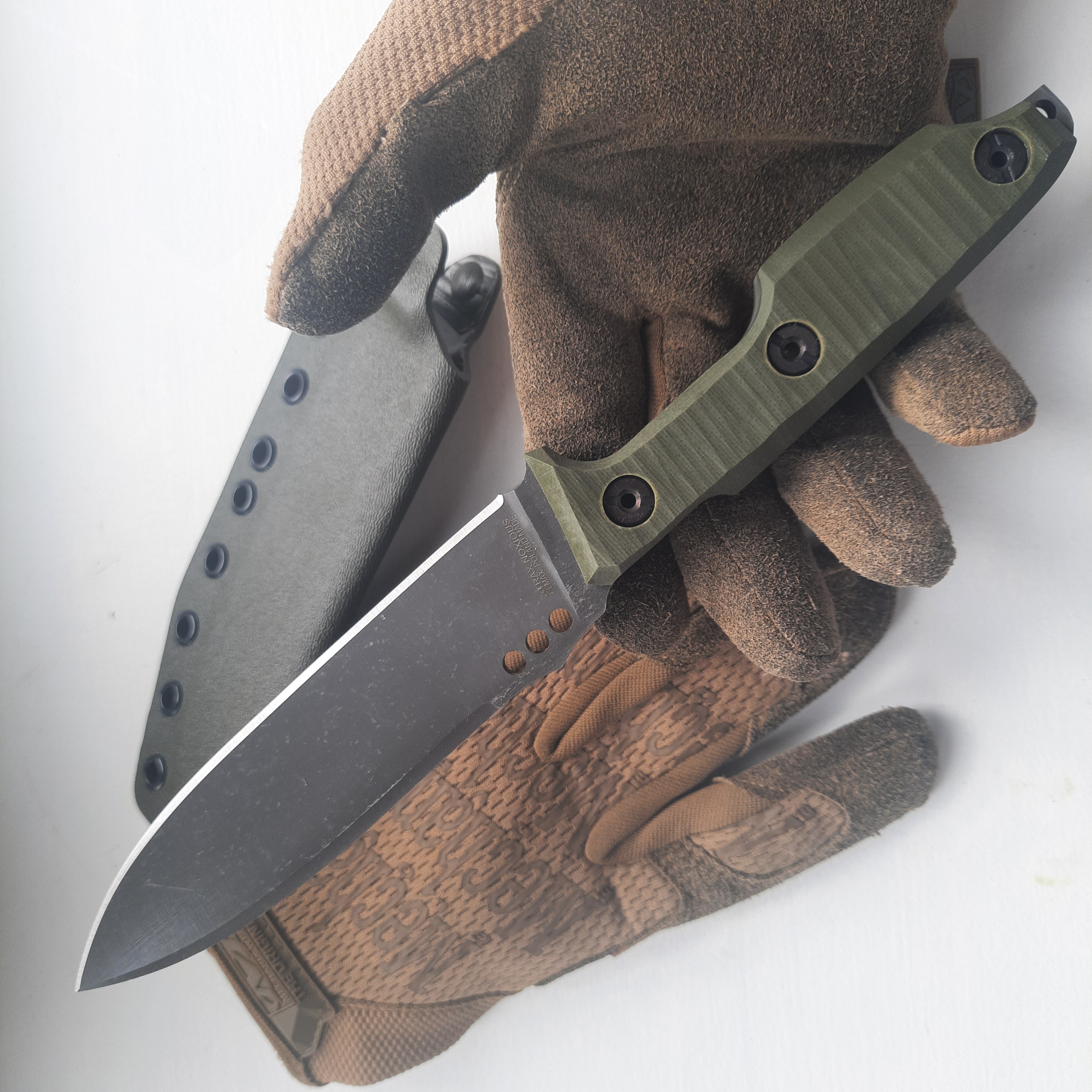 Nóż taktyczny Atrax NOXIOUS z brązową rękojeścią i powłoką LR BLACK Cerakote