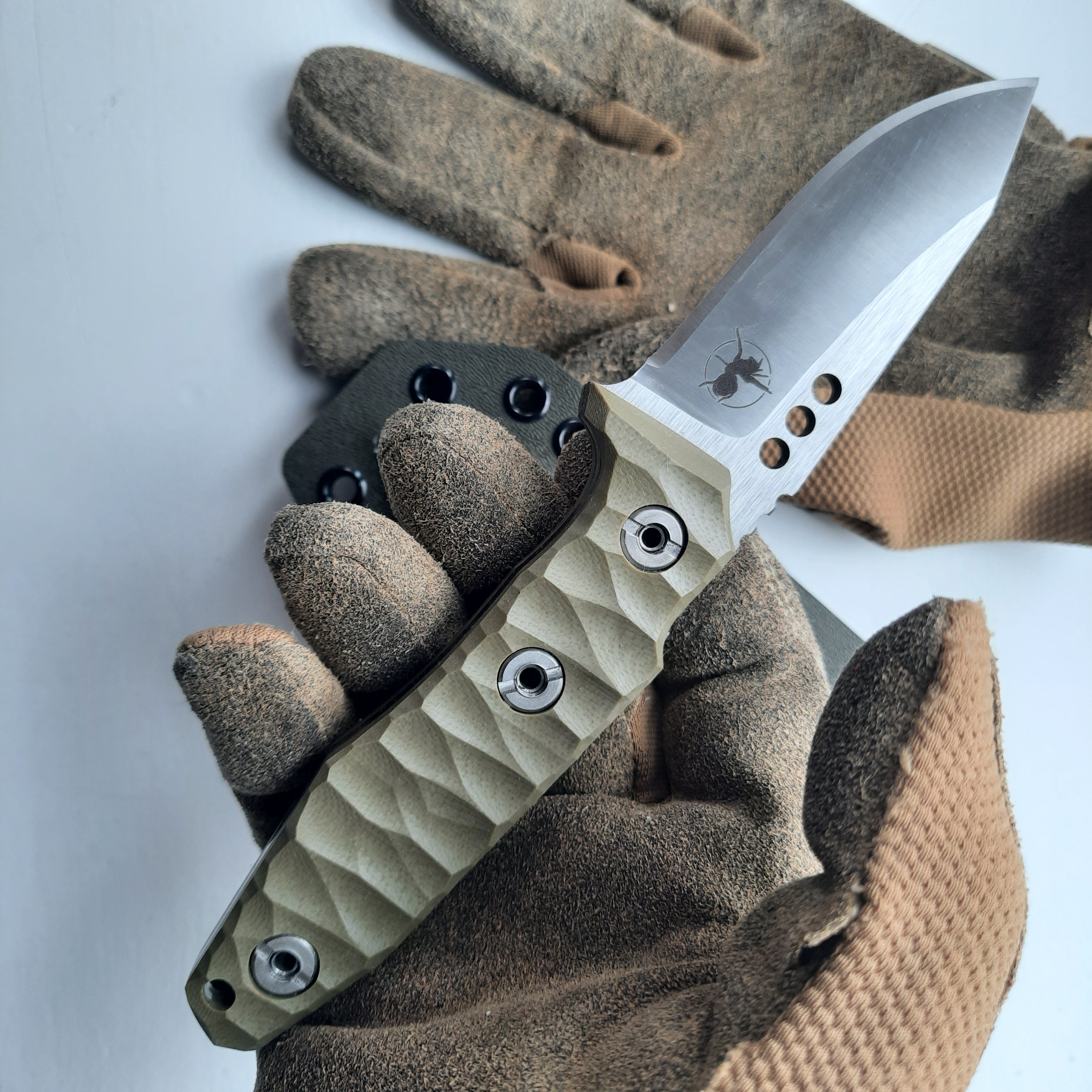 Nóż ATRAX SERUM Silver Satin Tactical &amp; Daycare Tanto z uchwytem z zielonej micarty