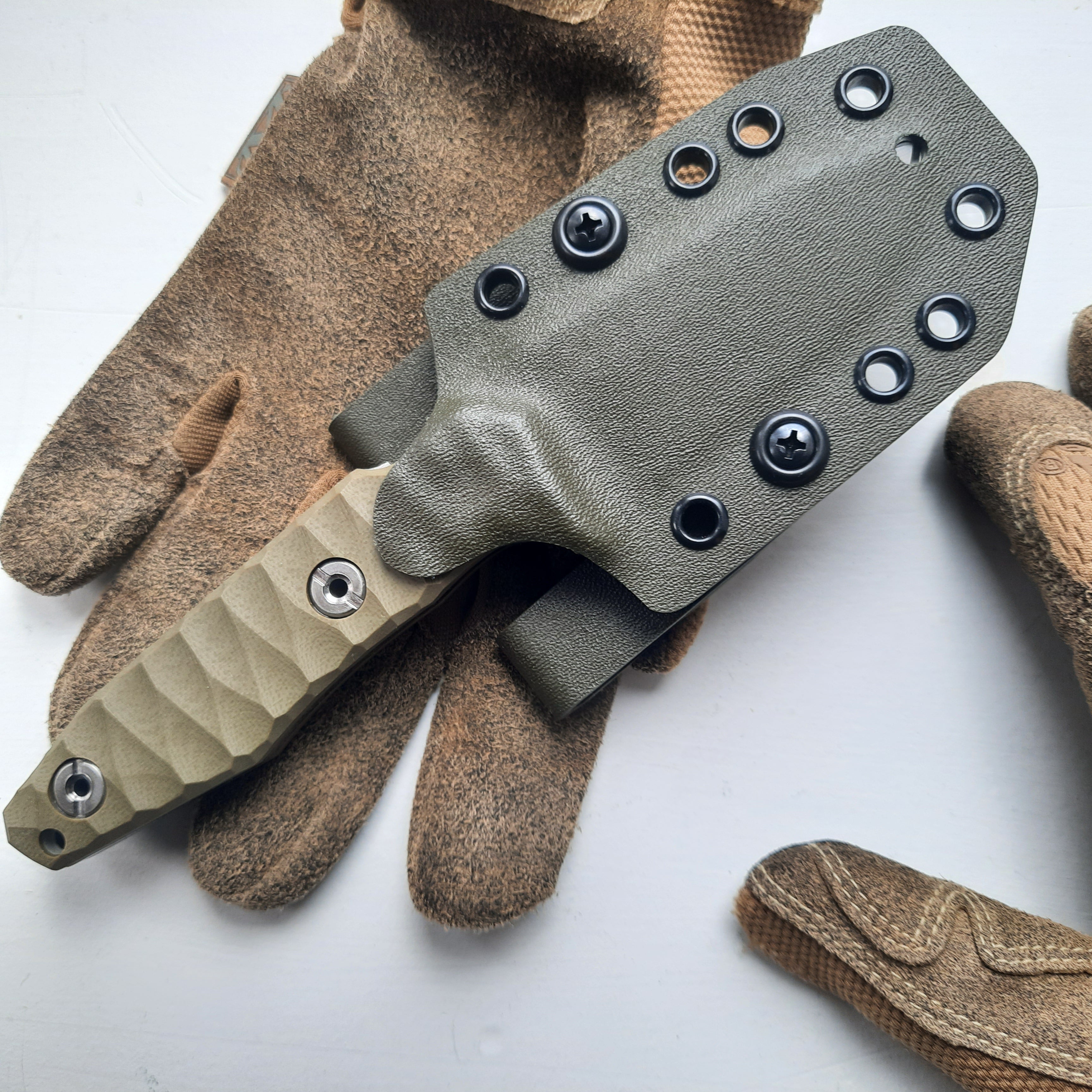 Nóż ATRAX SERUM Silver Satin Tactical &amp; Daycare Tanto z uchwytem z zielonej micarty