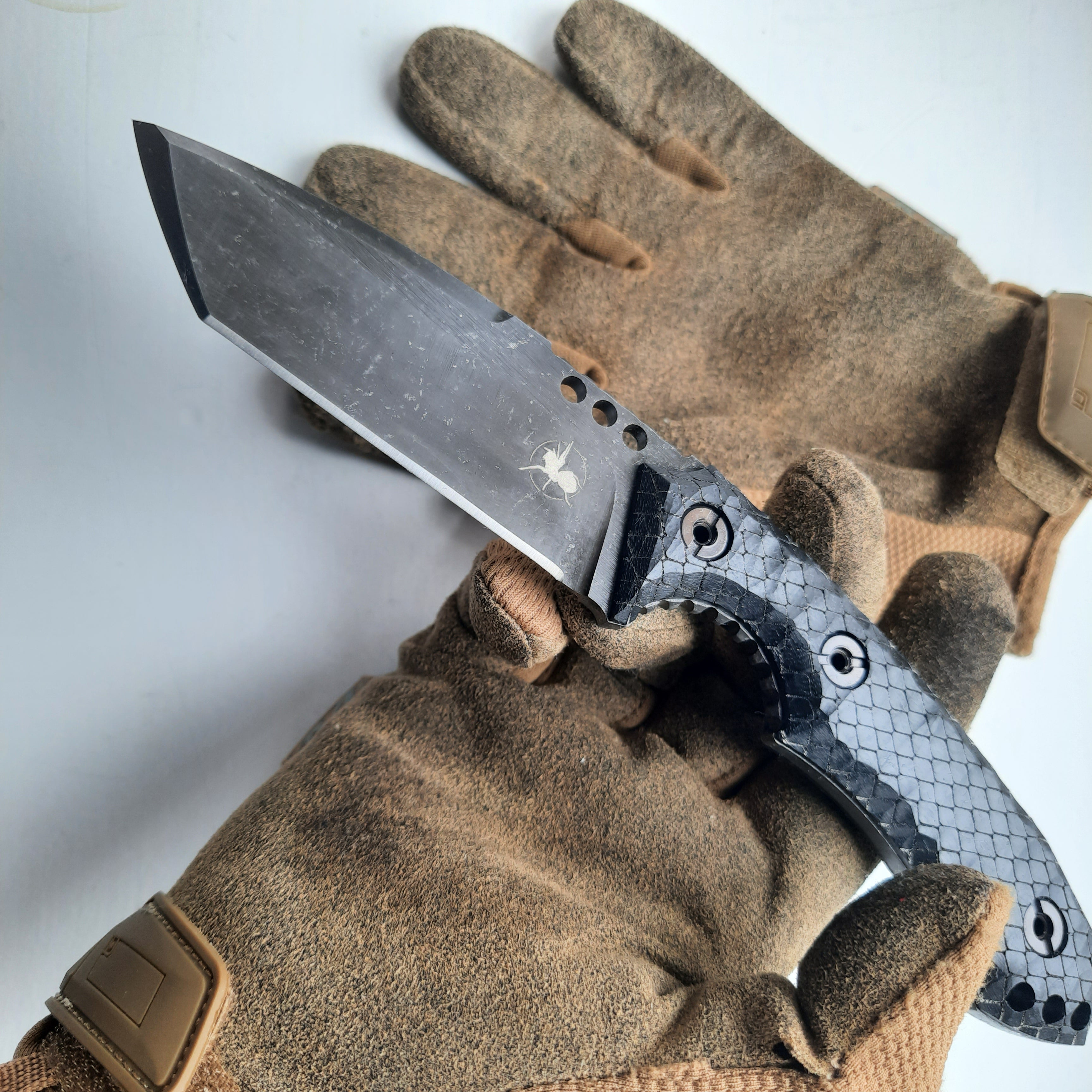Nóż taktyczny Atrax BOA Stonewashed z rękojeścią z czarnego płótna Micarta i metalicznym szarym Kydexem