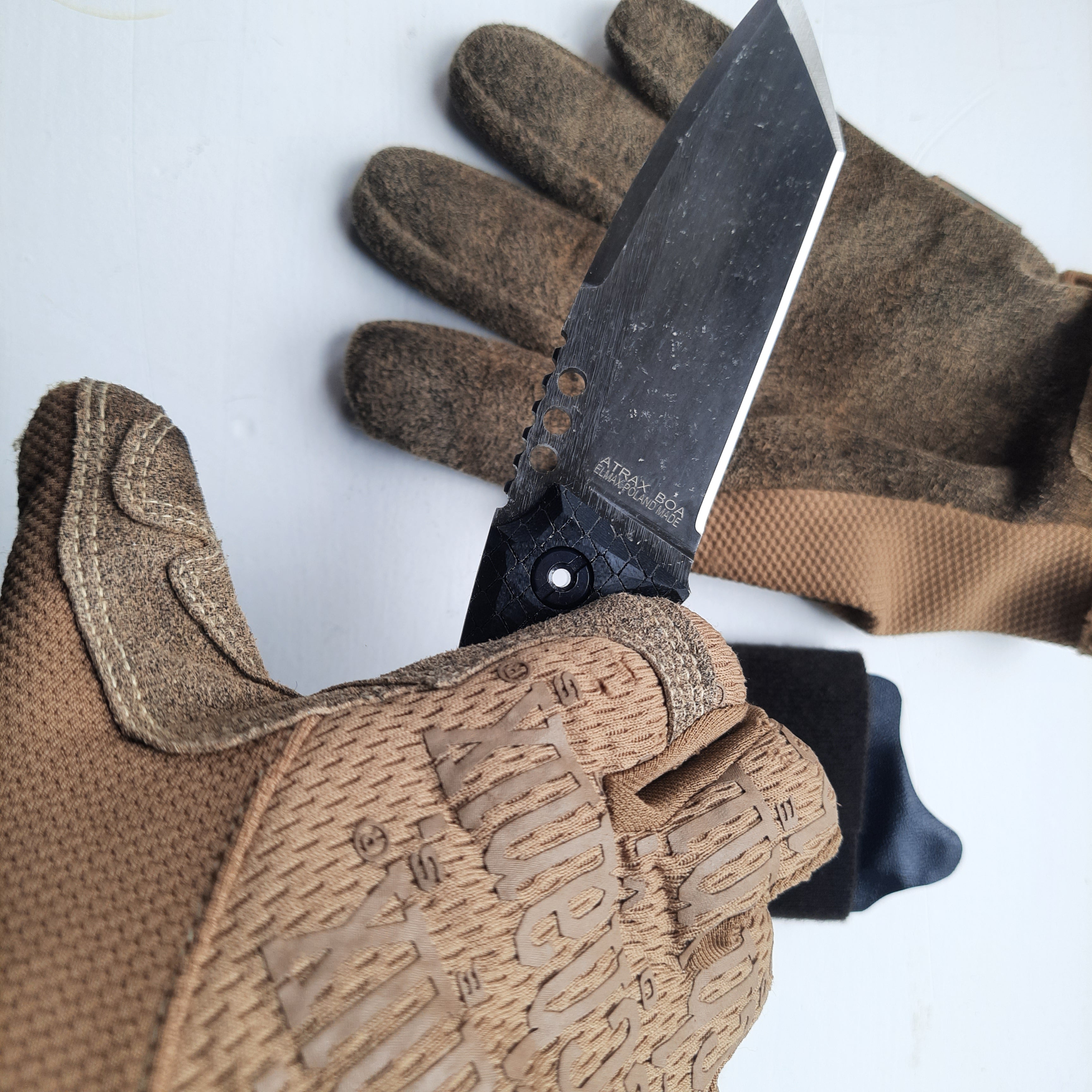 Nóż taktyczny Atrax BOA Stonewashed z rękojeścią z czarnego płótna Micarta i metalicznym szarym Kydexem
