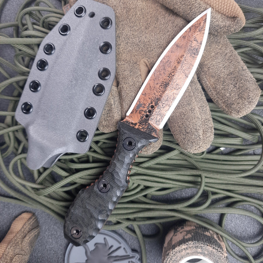 Nóż taktyczny Atrax SCOURGE DAGGER Multicam Black Splinter Camo Cerakote z czarną rękojeścią G10
