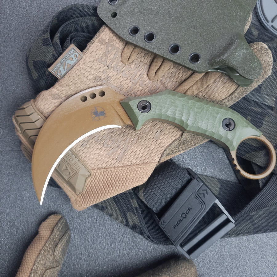 ATRAX CUSS — karambit, Coyote Cerakote, oliwkowa rękojeść G10