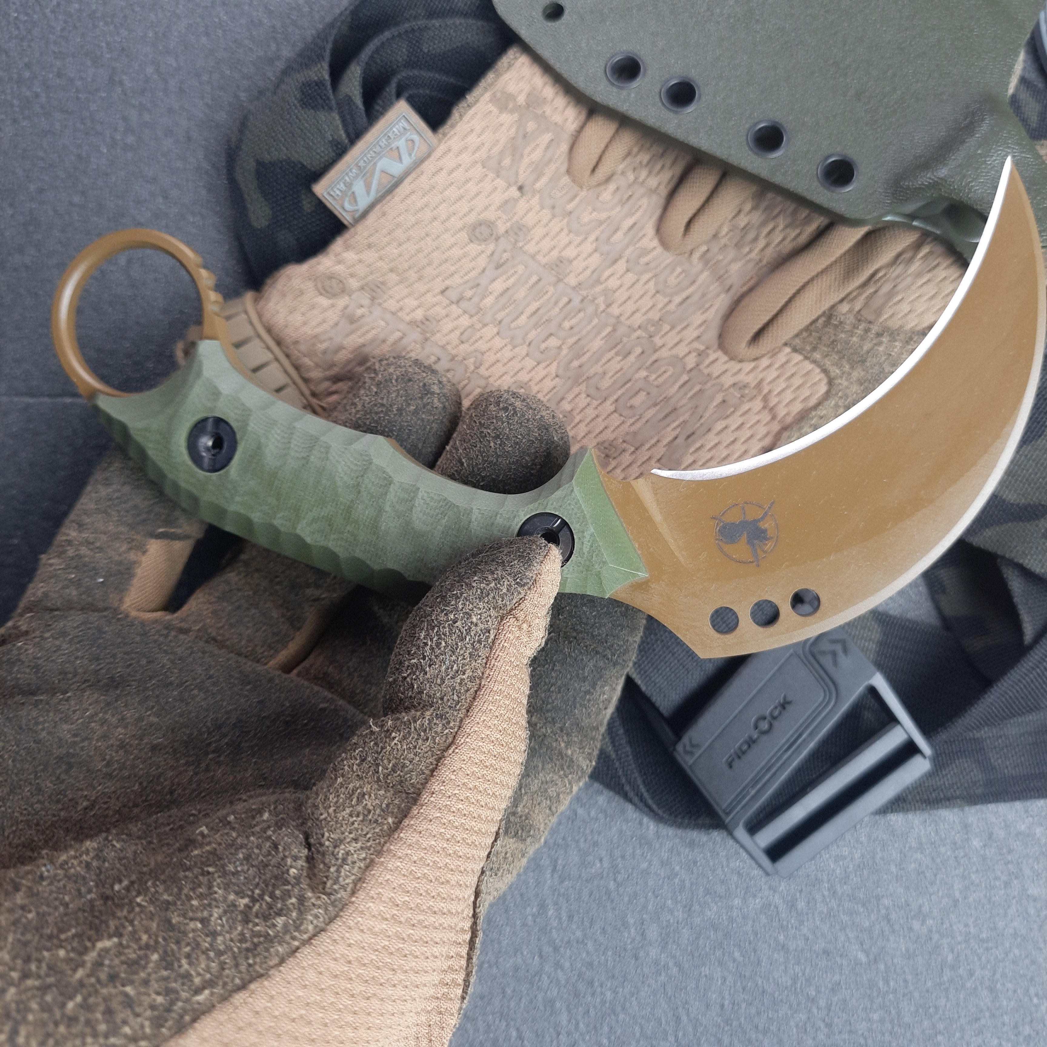 Atrax MARDUK Taktisches Messer mit braunem Griff und Coyote Tan Cerakote