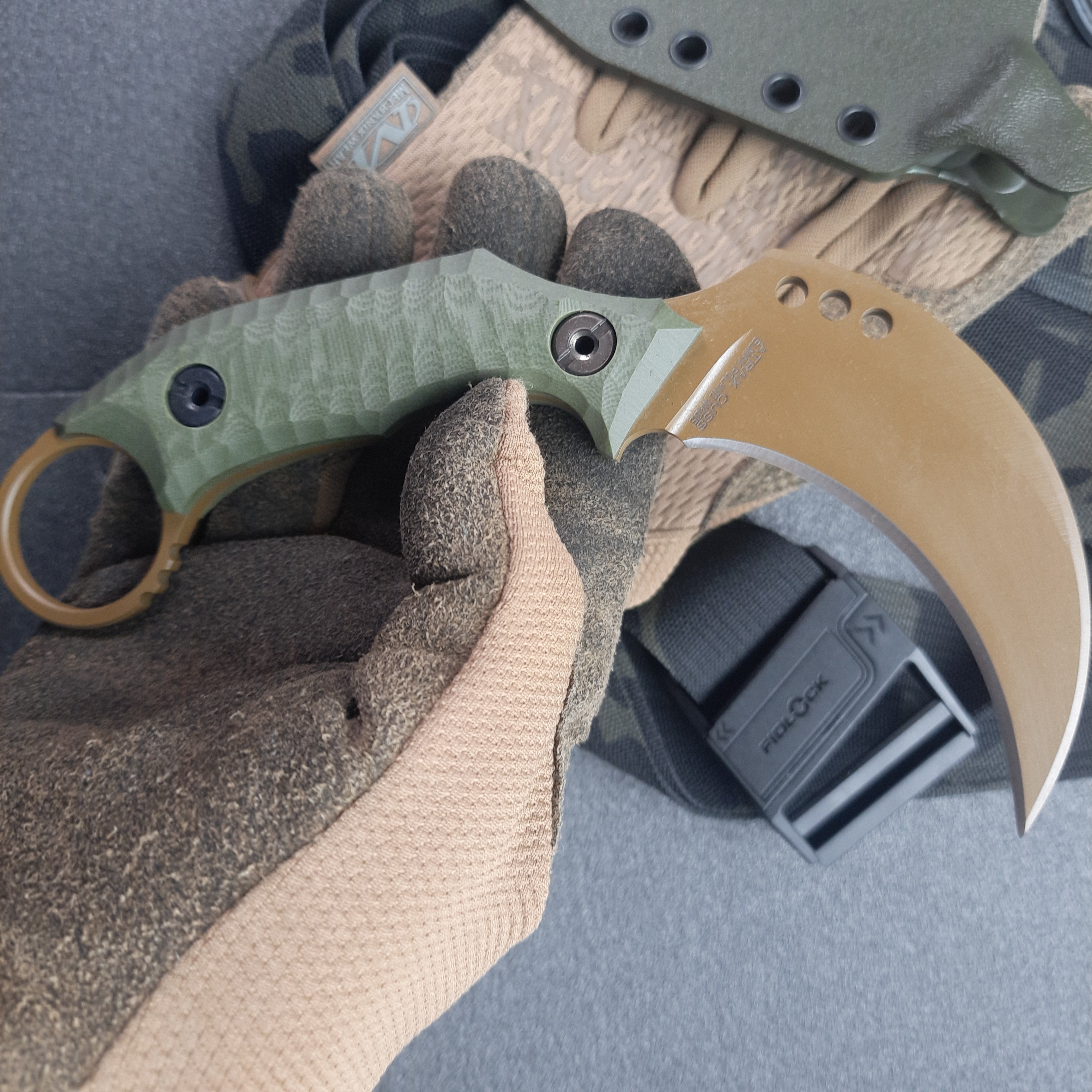 Atrax MARDUK Taktisches Messer mit braunem Griff und Coyote Tan Cerakote