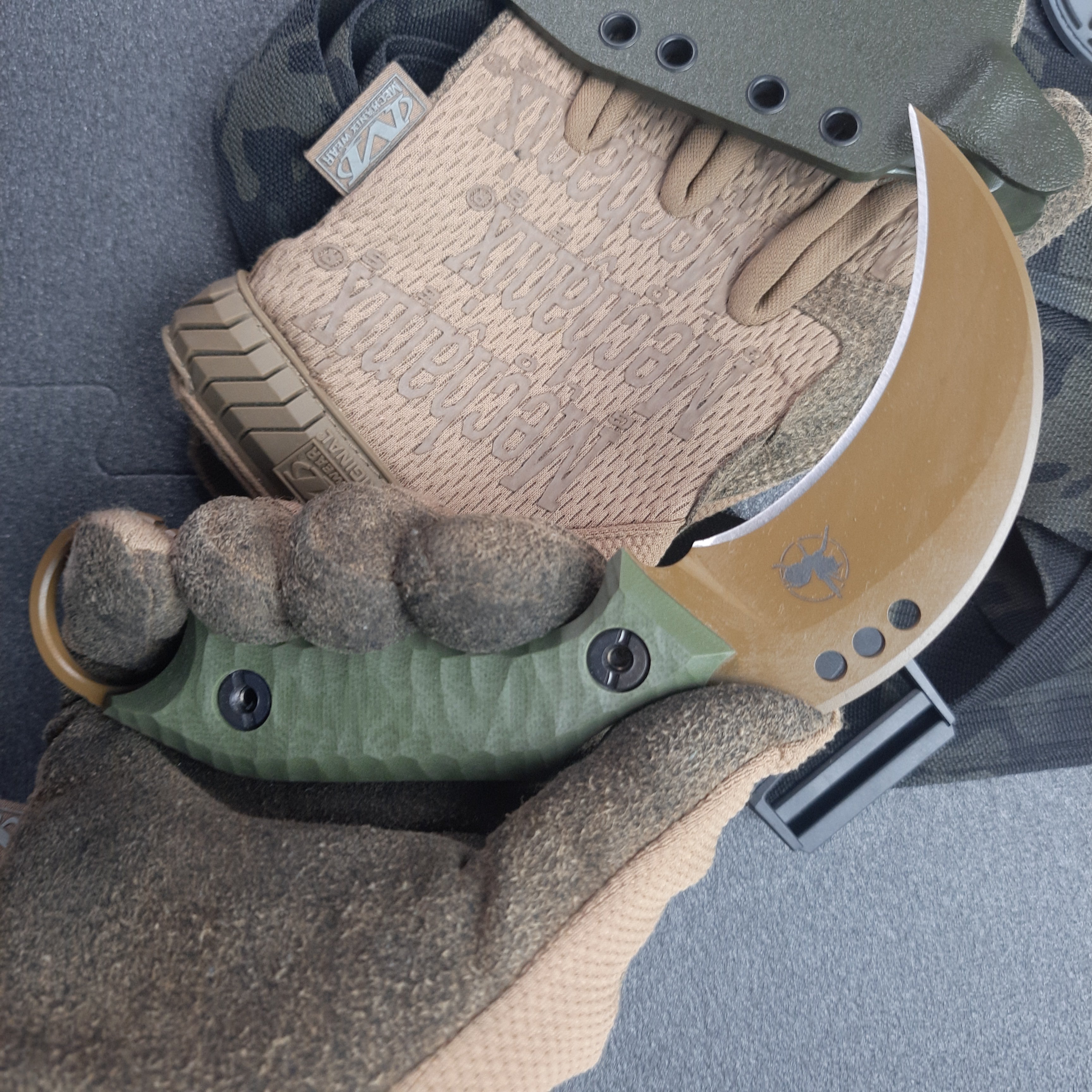 Atrax MARDUK Taktisches Messer mit braunem Griff und Coyote Tan Cerakote