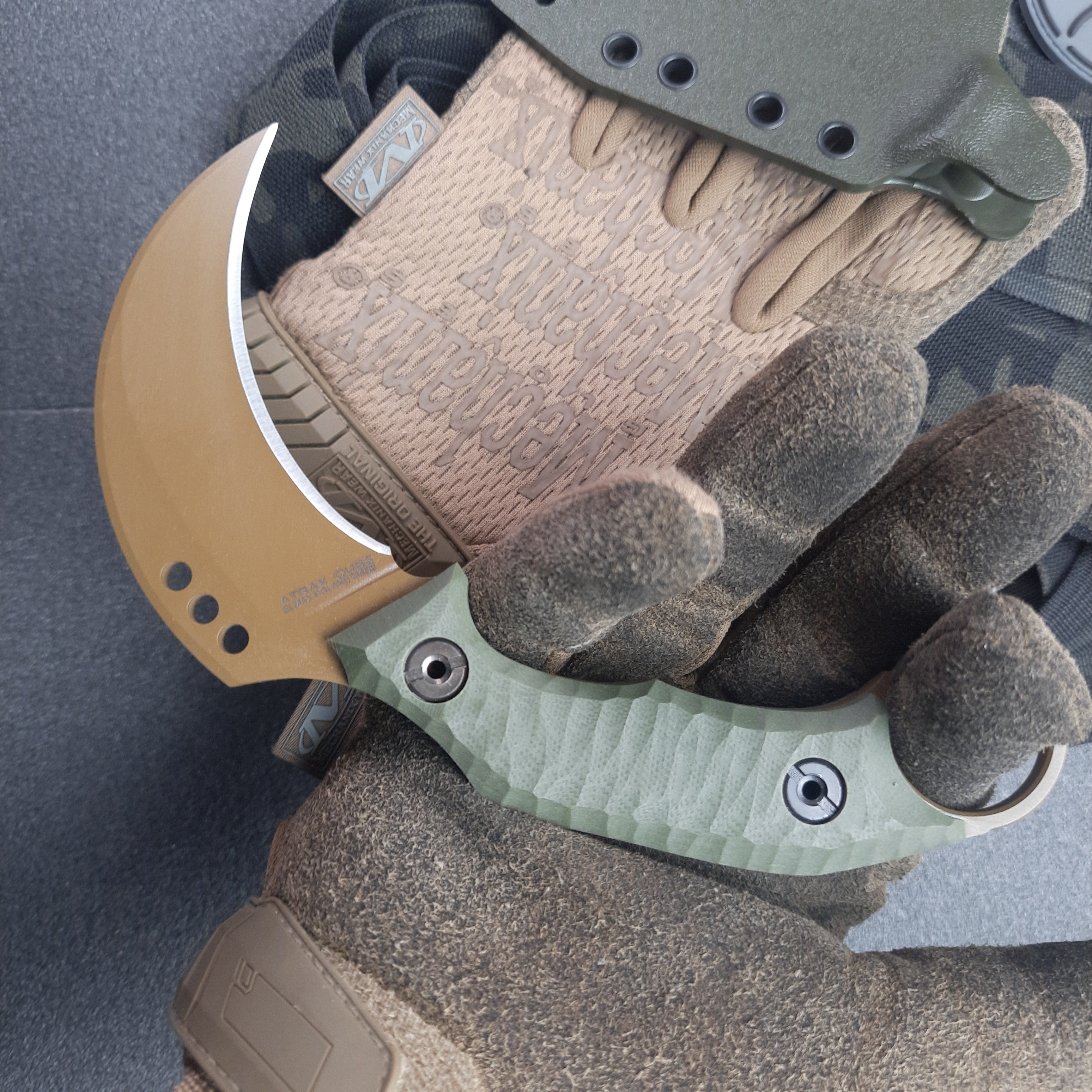 Atrax MARDUK Taktisches Messer mit braunem Griff und Coyote Tan Cerakote