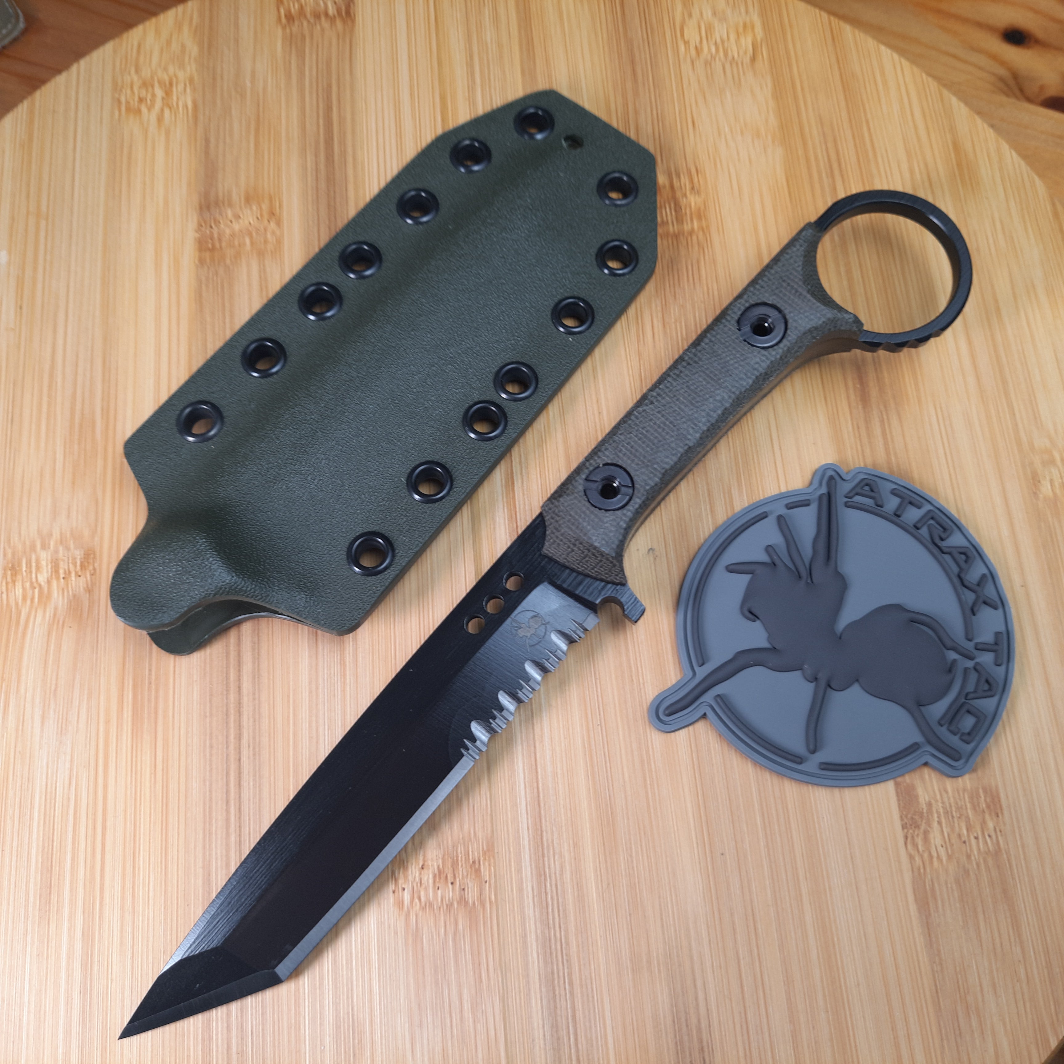 Nóż taktyczny Atrax Shadow XL z rękojeścią z brązowego płótna Micarta