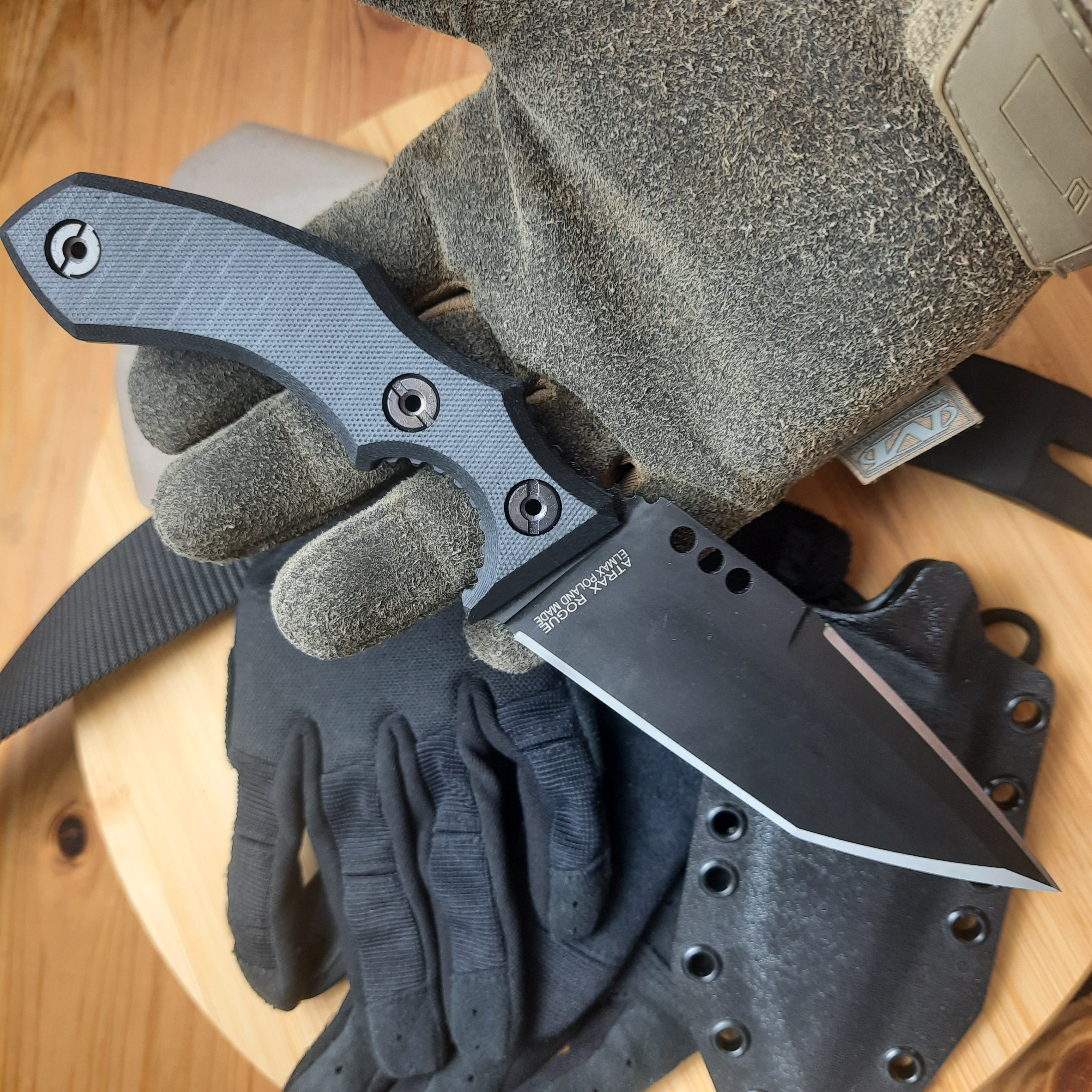 Atrax Rogue Taktisches Messer mit schwarzem G10-Griff und silbernem Satin-Finish