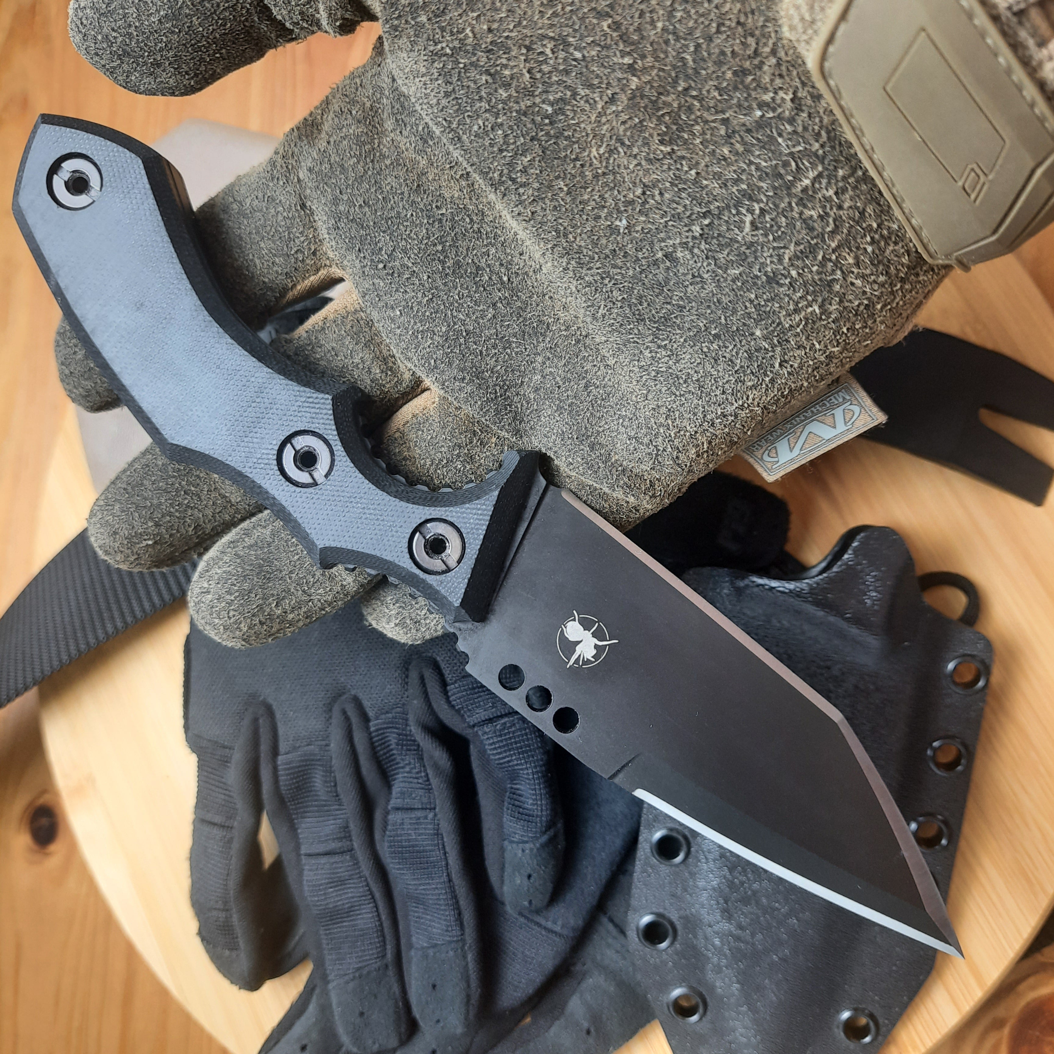 Atrax Rogue Taktisches Messer mit schwarzem G10-Griff und silbernem Satin-Finish