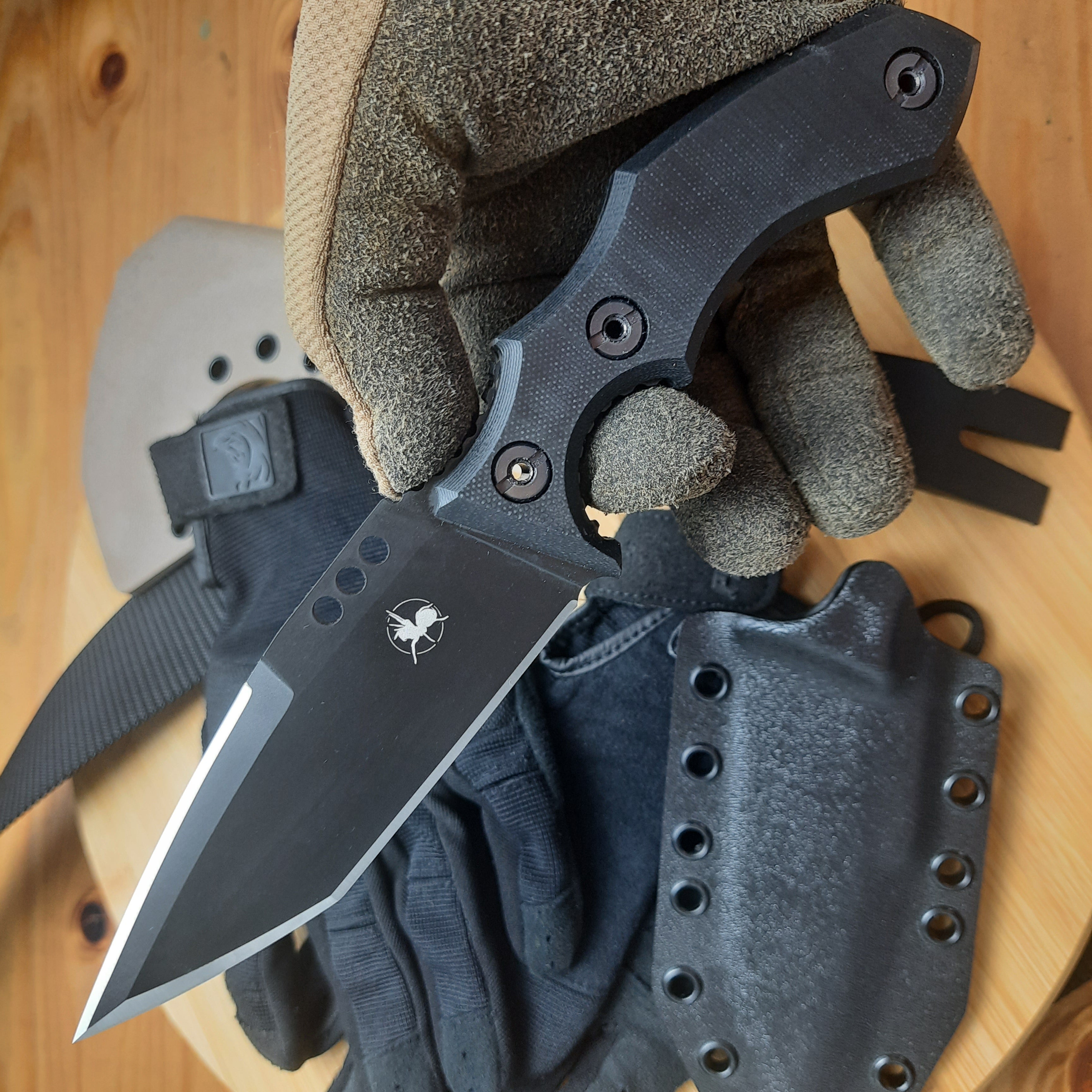 Atrax Rogue Taktisches Messer mit schwarzem G10-Griff und silbernem Satin-Finish