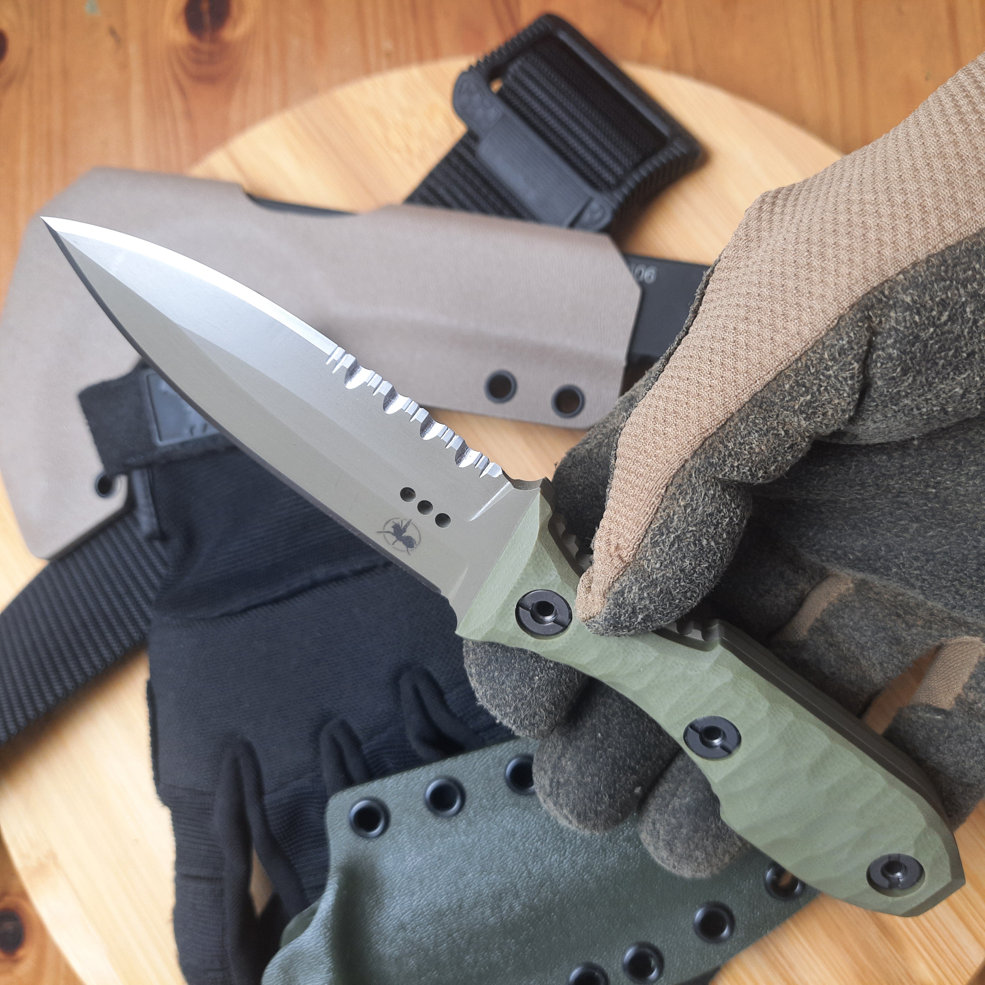 Atrax SCOURGE DAGGER Silber Satin Taktisches Messer mit braunem G10-Griff